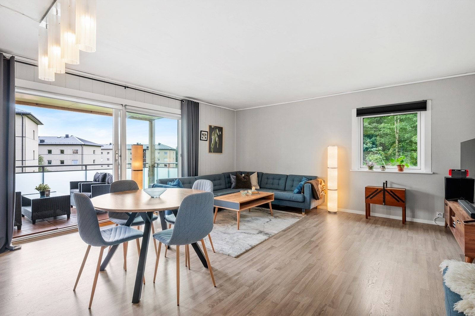 Leiligheten strekker seg over 74 m² og fra stuen har du adkomst til solrik overbygd balkong på 11 m². Galleribilde