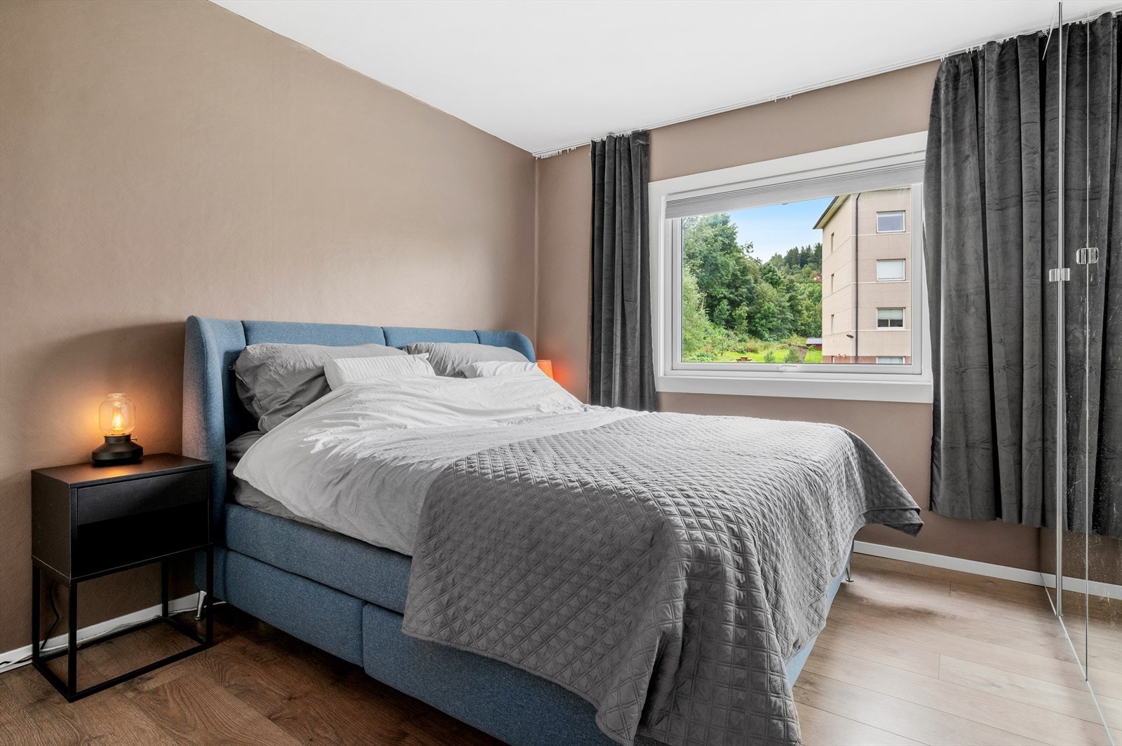 Med leiligheten følger det også tre boder for praktisk lagring. Bodene er fordelt med en på loft og to i kjeller. Galleribilde