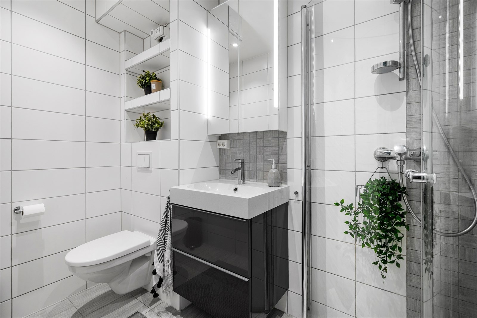 Badet er renovert i 2014, og innredet med flis på gulv og vegger. Galleribilde