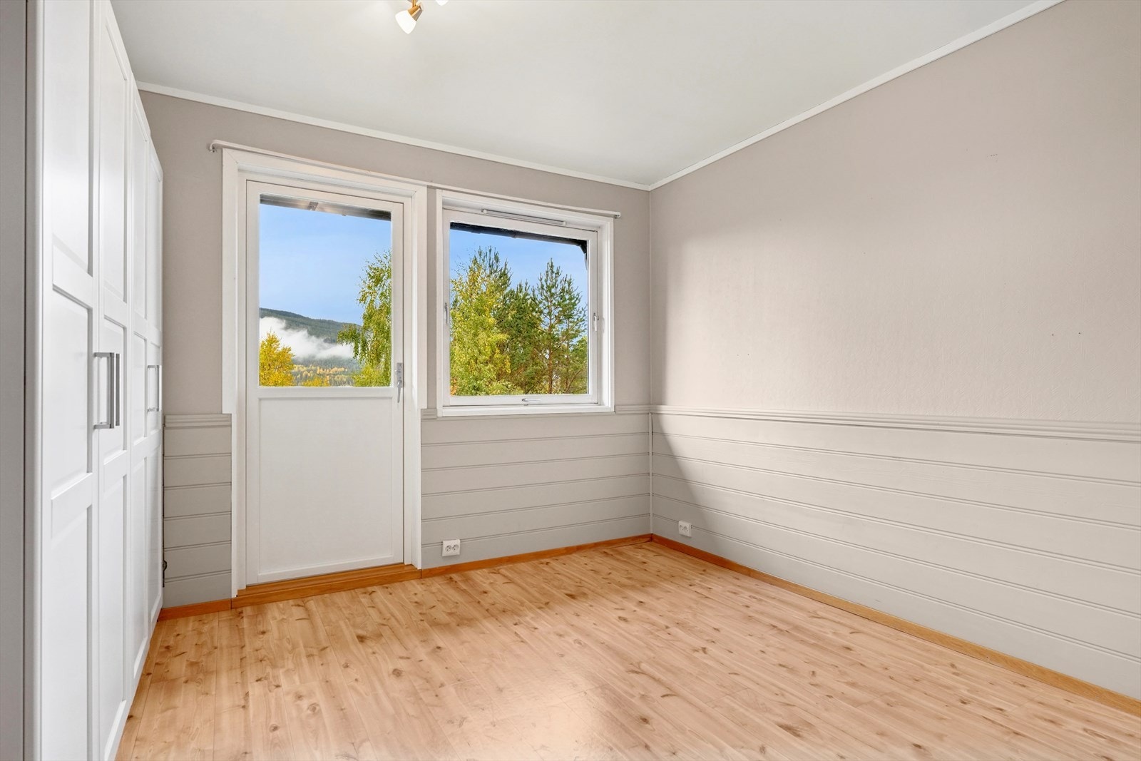 Eneboligens hoveddel byr på 3 soverom. Galleribilde