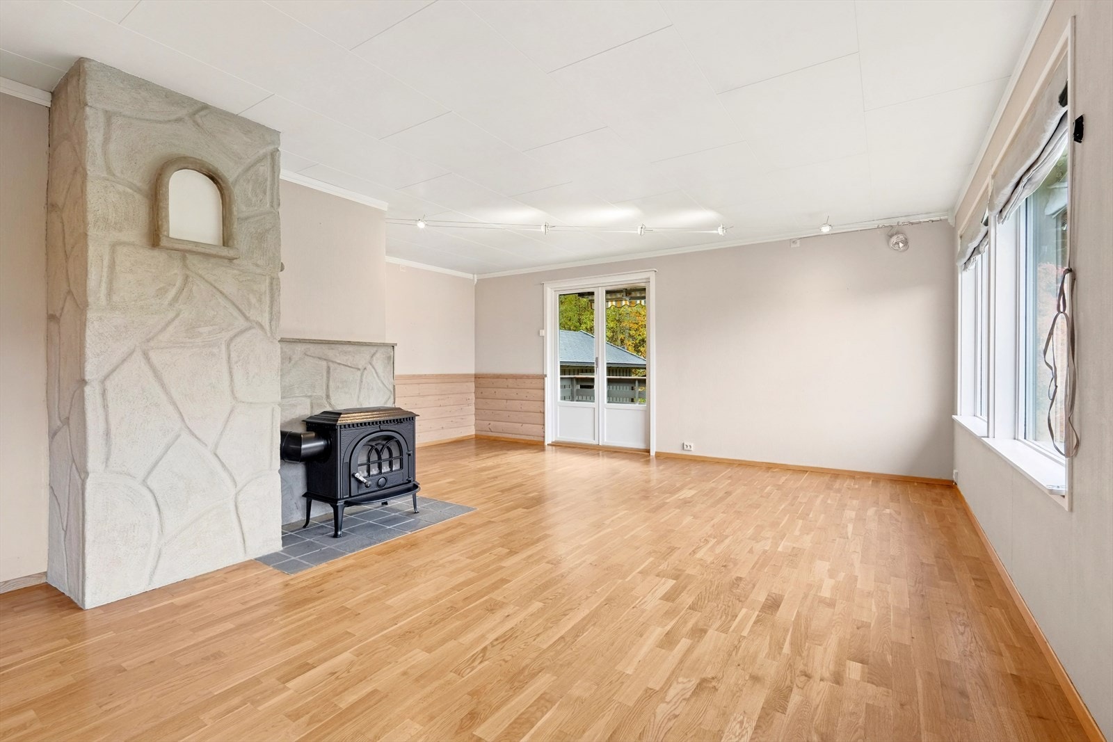 Fra stuen er det utgang til sørvendt terrasse. Galleribilde