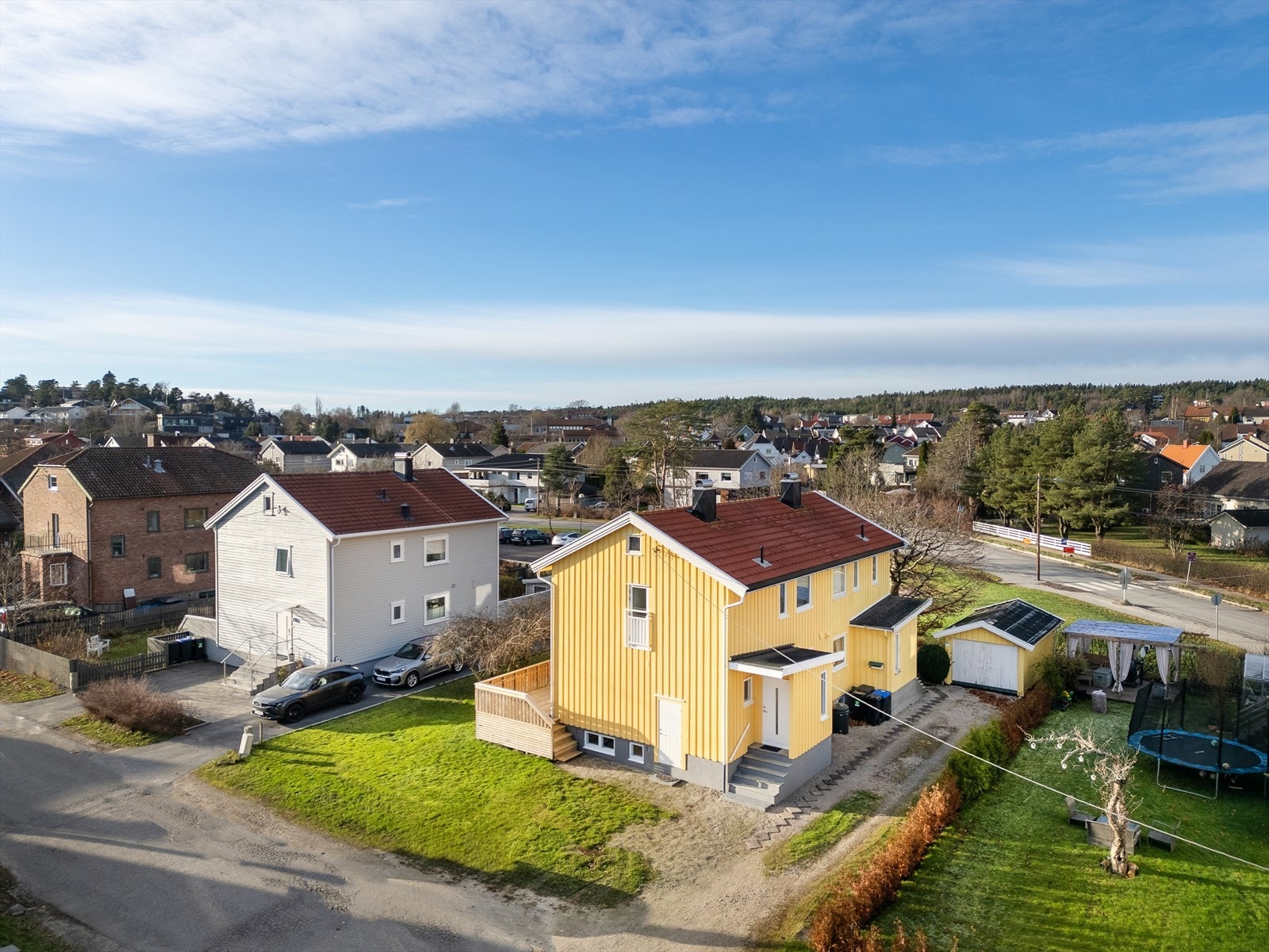 Vertikaldelt tomannsbolig fra 1962 med velholdt fasade, oppgradert tak fra 2014 og vinduer fra 2004. Galleribilde