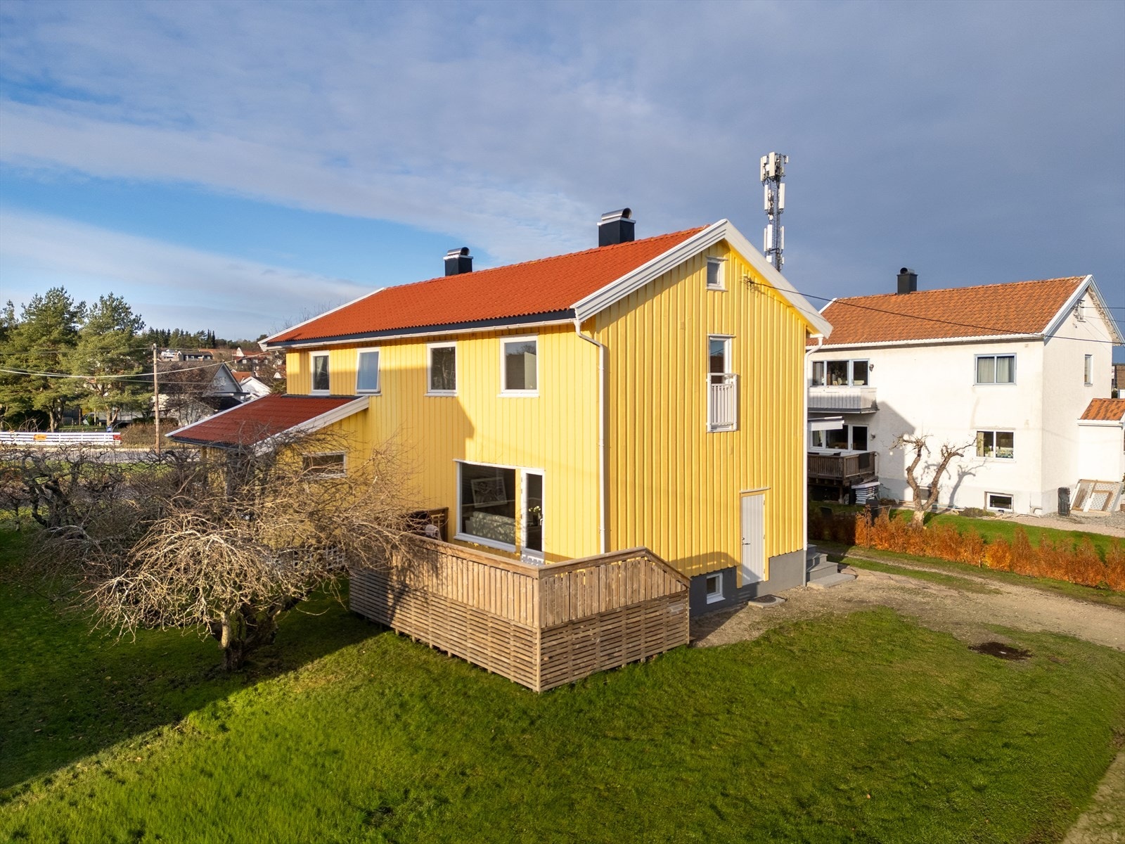 Solrik og åpen beliggenhet i et etablert og rolig boligområde. Foto: Espen Gees Galleribilde