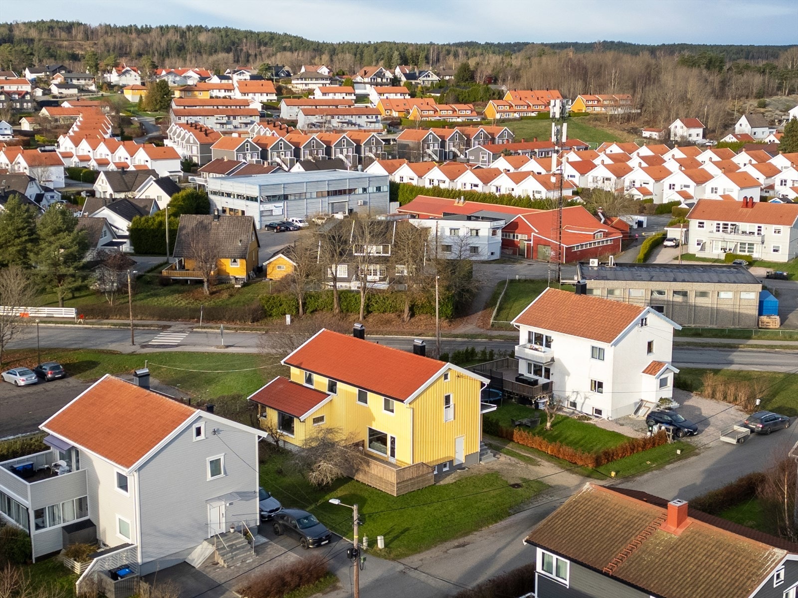 Trivelig og etablert nabolag på Lisleby, med kort vei til matbutikk, skole, barnehage og Sentralidrettsanlegget. Rolige boligveier, gode turmuligheter og hyppige bussforbindelser inn til sentrum. Galleribilde