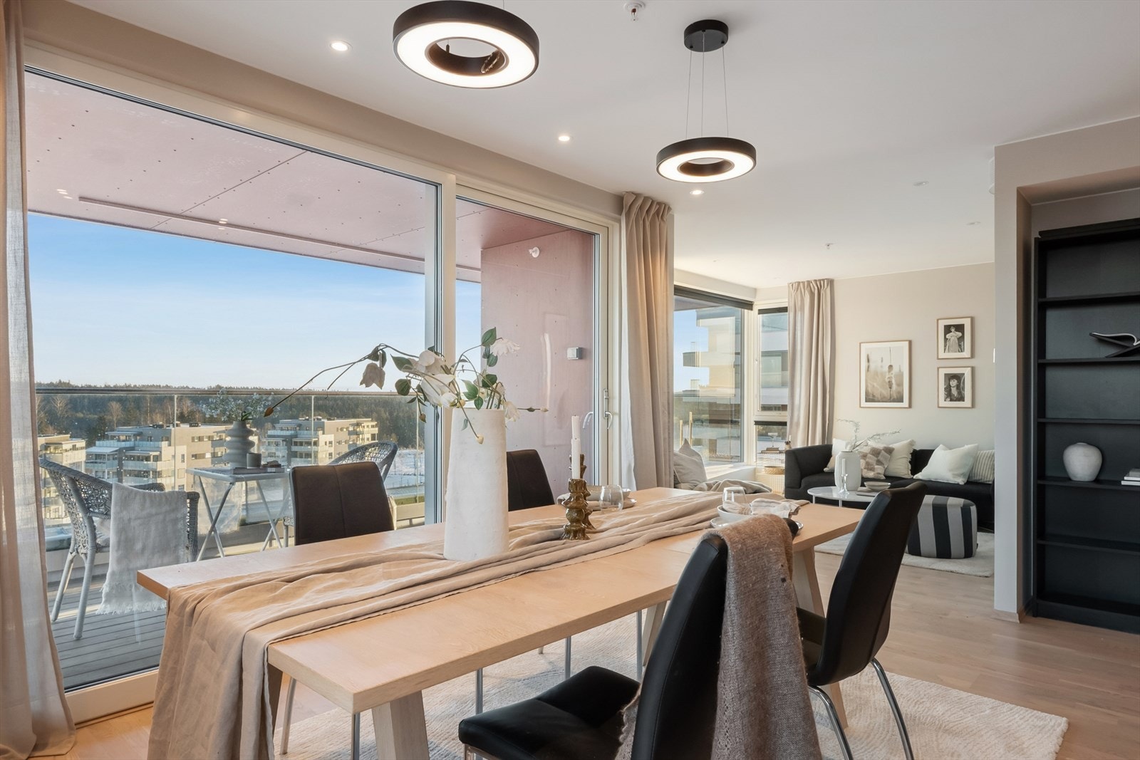 Spiseplassen er lys og romslig, med store vinduer som slipper inn mye dagslys. Galleribilde