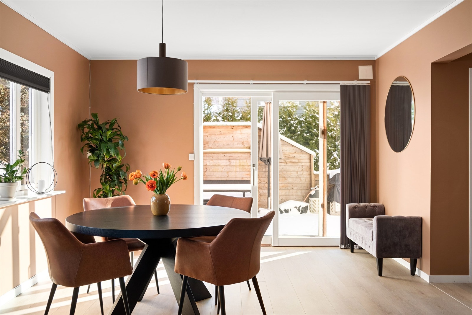 Granliveien 9 presenteres av Kenneth Graarud Olsen i Krogsveen.
Fotograf; Kristoffer Kristiansen. Galleribilde