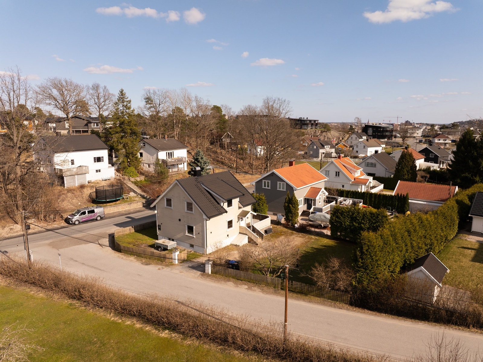 Boligen ligger meget sentralt på Gressvik. Herfra er det gangavstand til alle nærmiljøets tilbud og fasiliteter, noe som bidrar til en enklere hverdag. Fotograf; Kristoffer Kristiansen. Galleribilde