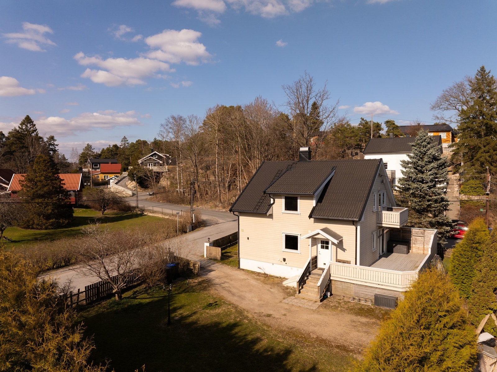 Gjennom 2000-tallet er boligen oppgradert i flere omganger, blant annet med ny kledning og taktekking. Flere utskiftninger og påkostninger må påregnes. Fotograf; Kristoffer Kristiansen. Galleribilde