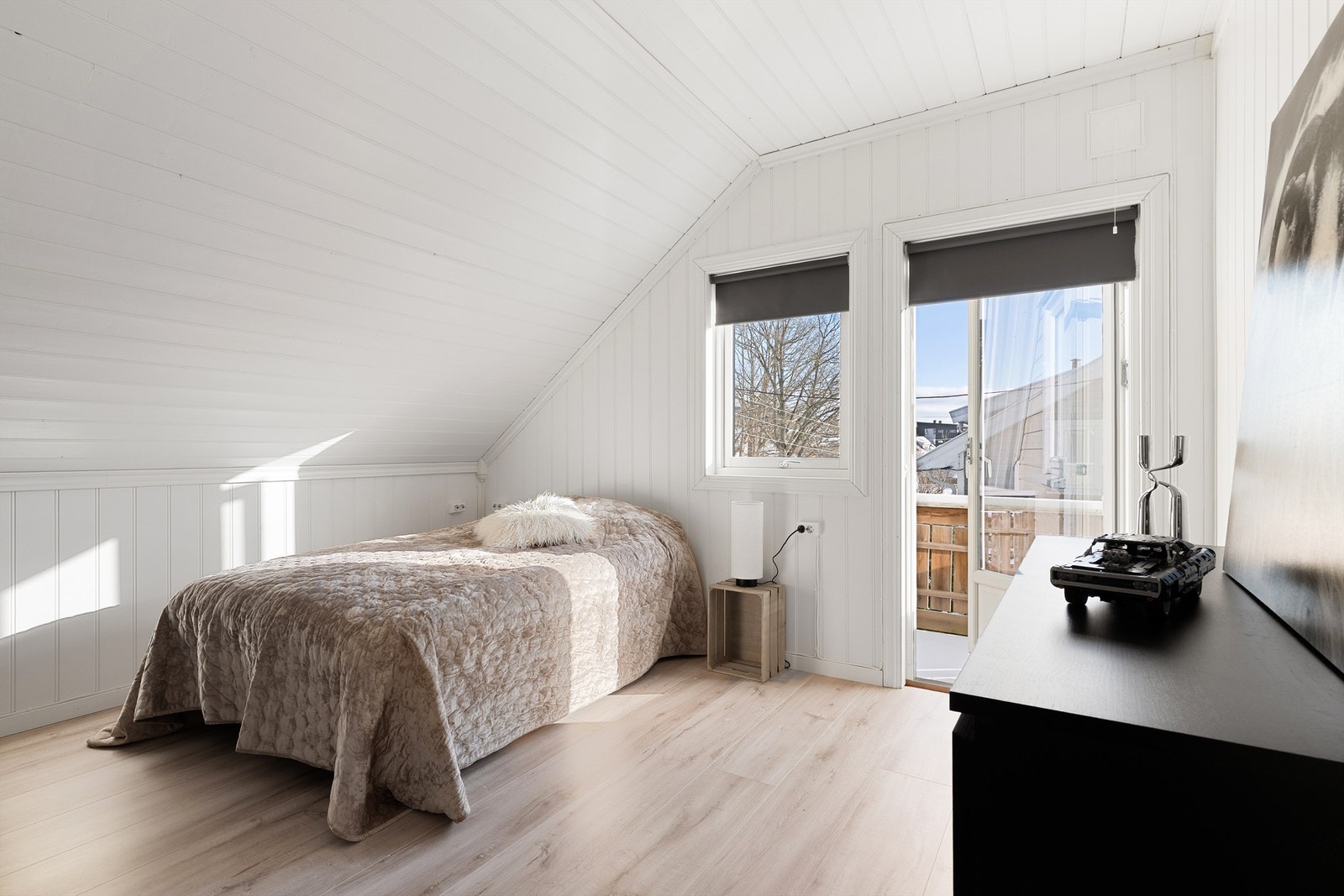 Dette soverommet har tilknyttet balkong og alternativ bruksmulighet som hovedsoverom eller en stue for etasjen. Galleribilde