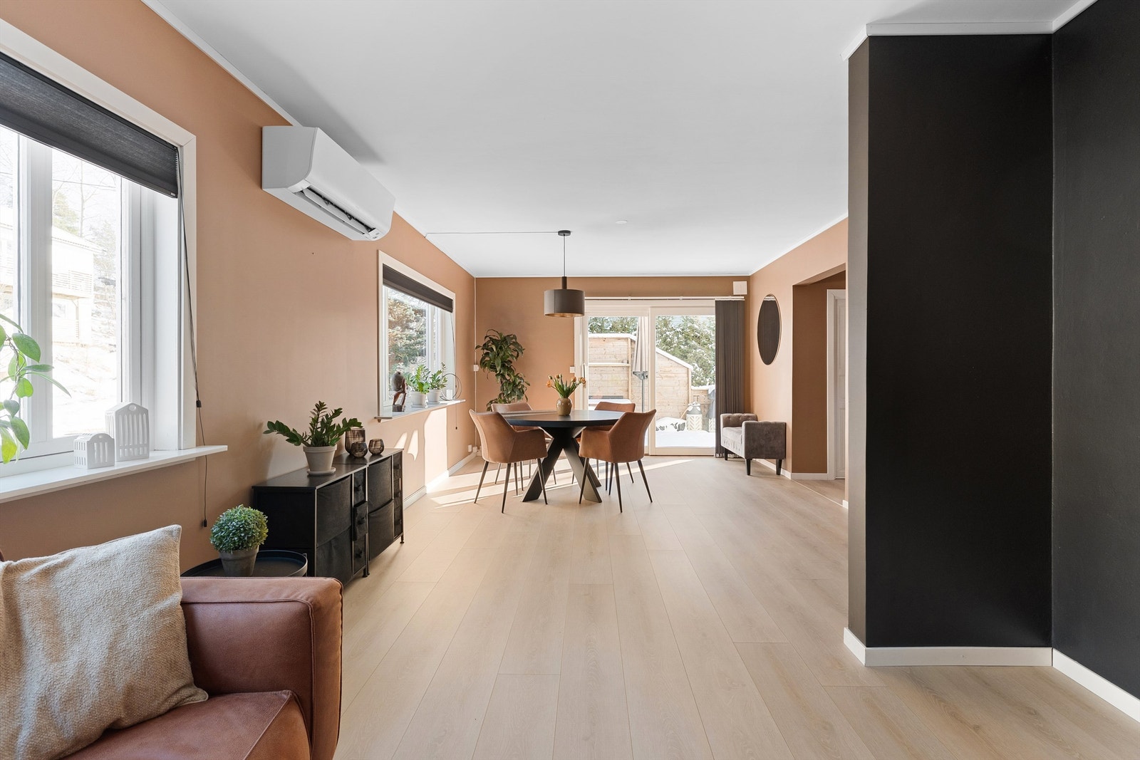 Vedovn har tidligere stått montert i spisestuen, men ble fjernet i forbindelse med oppussing. Skorsteinen er innkledd. Galleribilde