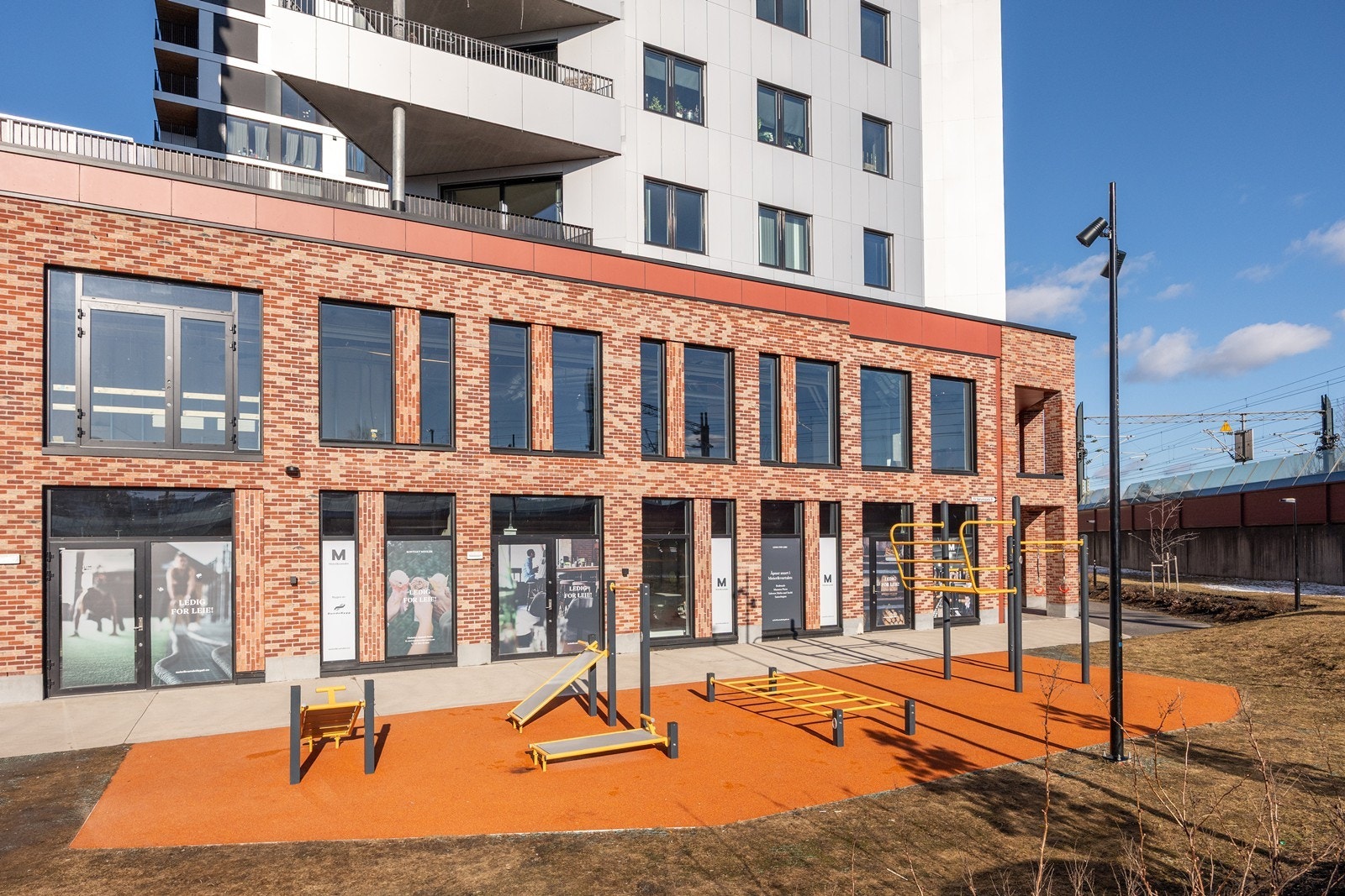 Utenfor er det treningsapperater, så her ligger alt til rette for en aktiv hverdag. Galleribilde