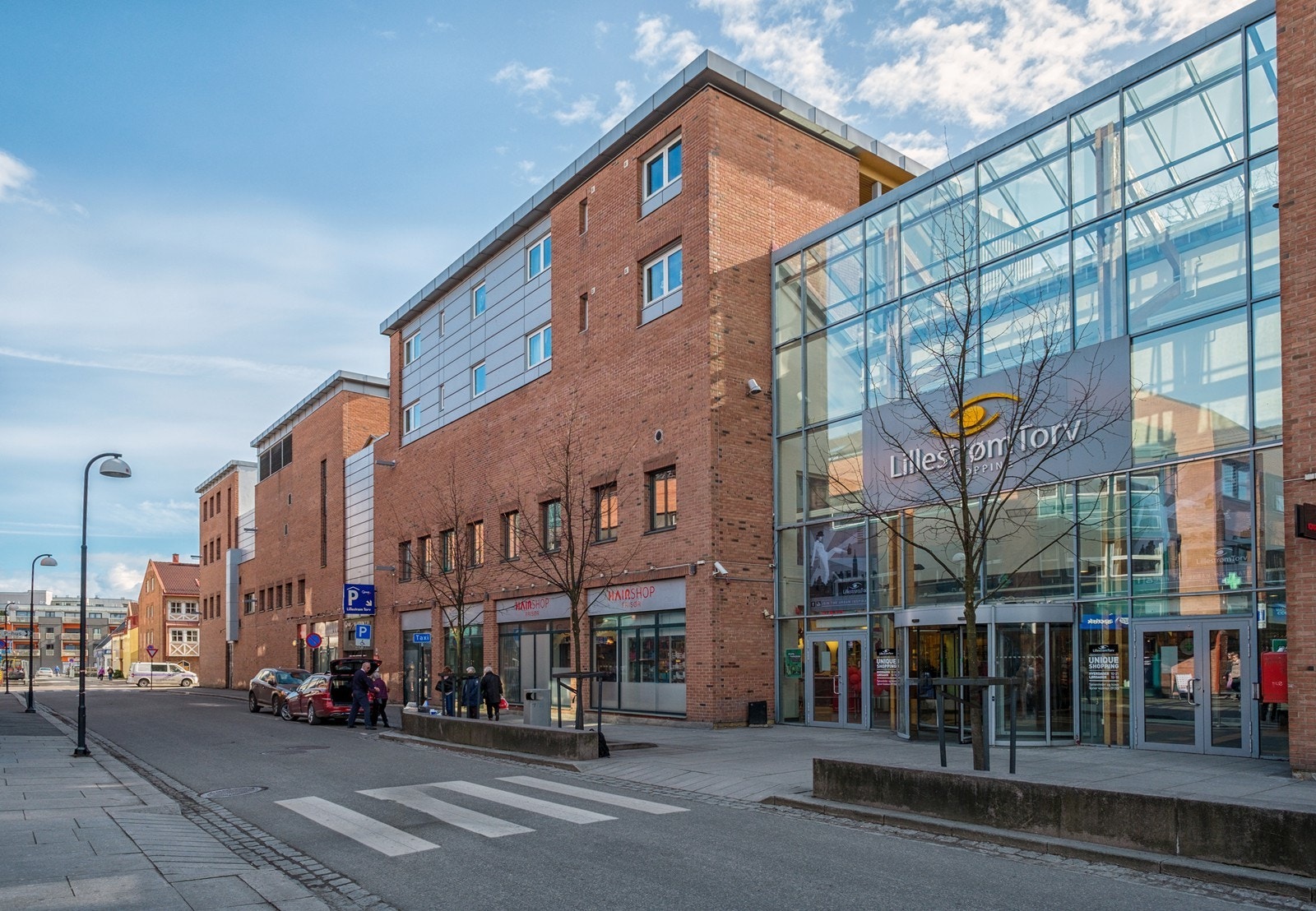 Lillestrøm Torv med glassfasade og sentral beliggenhet. Galleribilde