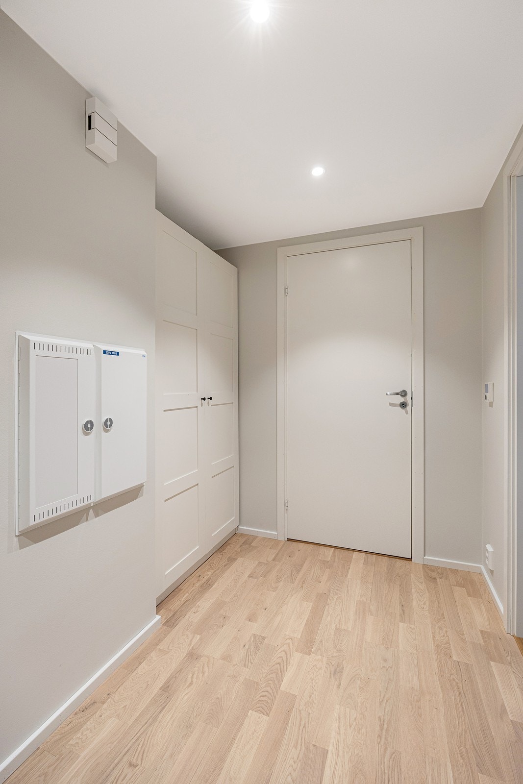 Entreen har god belysning fra downlights i tak. Galleribilde