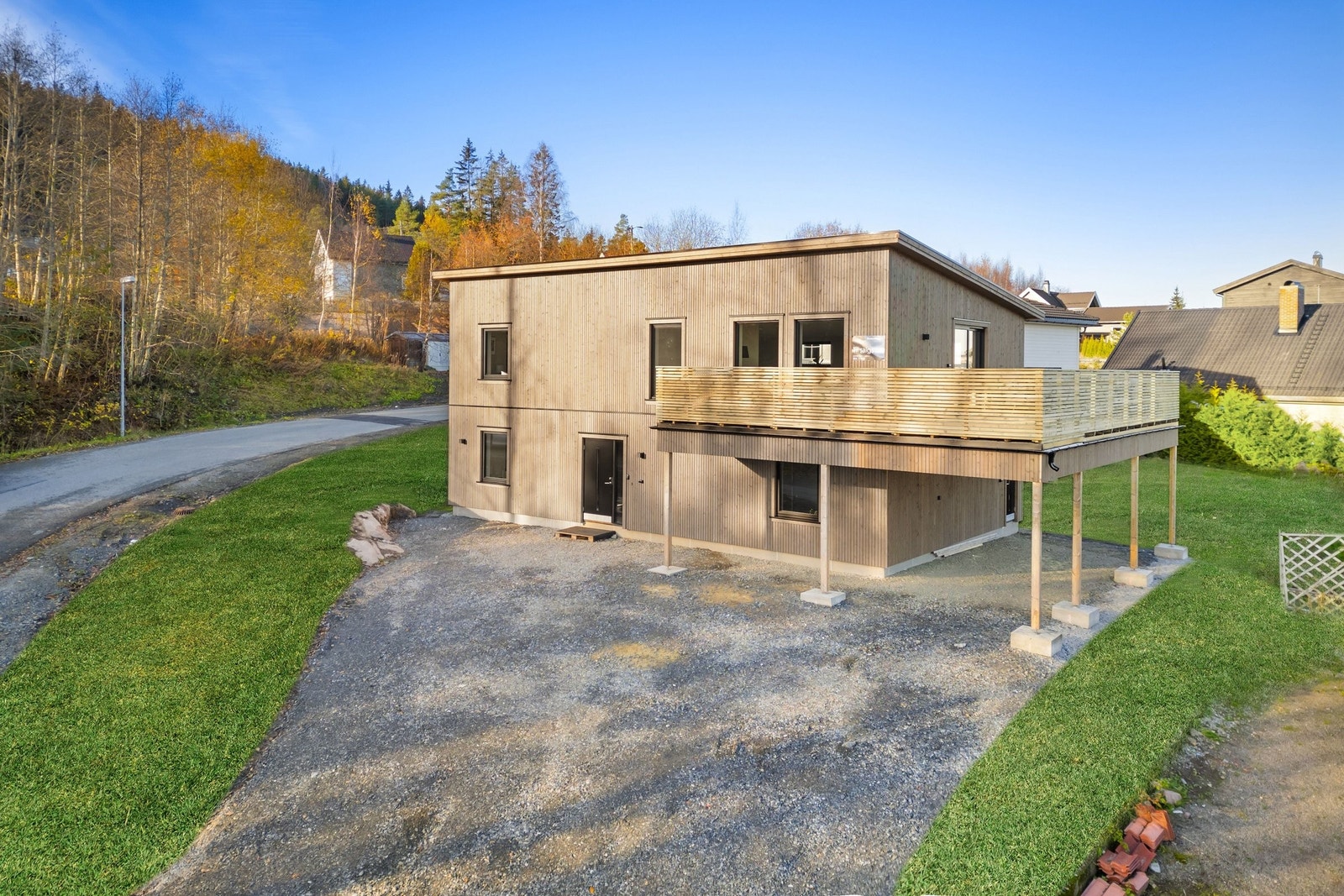 Topp moderne nyoppført funkis enebolig med familievennlig beliggenhet - 4 soverom - carport - terrasse på 43,9 kvm! Galleribilde