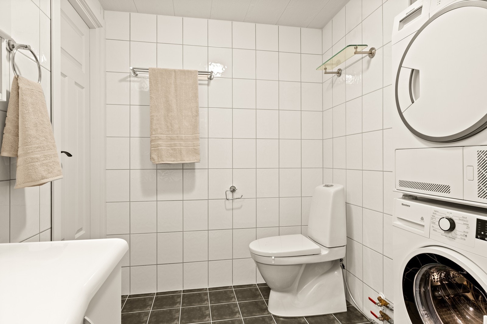 Badet ble rehabilitert i regi av borettslaget i 2007 og har flislagte overflater. Galleribilde