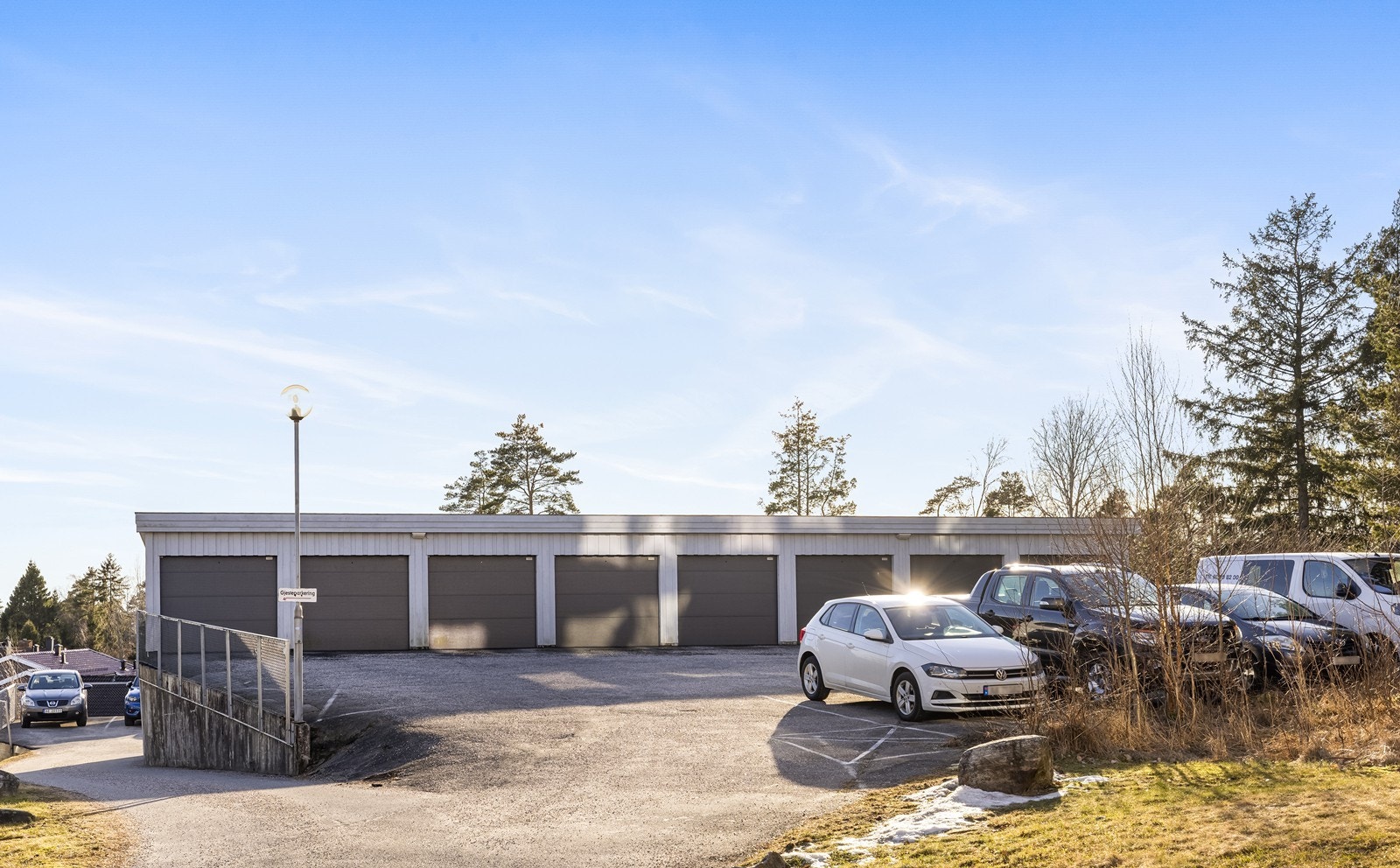 Borettslaget disponerer biloppstillingsplasser samt noen garasjeplasser. Det er ventelisteordning på garasjeplass. Det er også gjesteplasser. Galleribilde