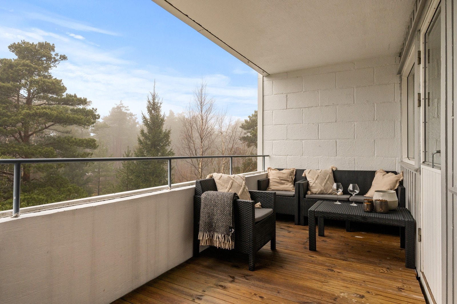 Fra stuen er det utgang til en romslig terrasse på 9 m² med plass for sittegruppe. Galleribilde