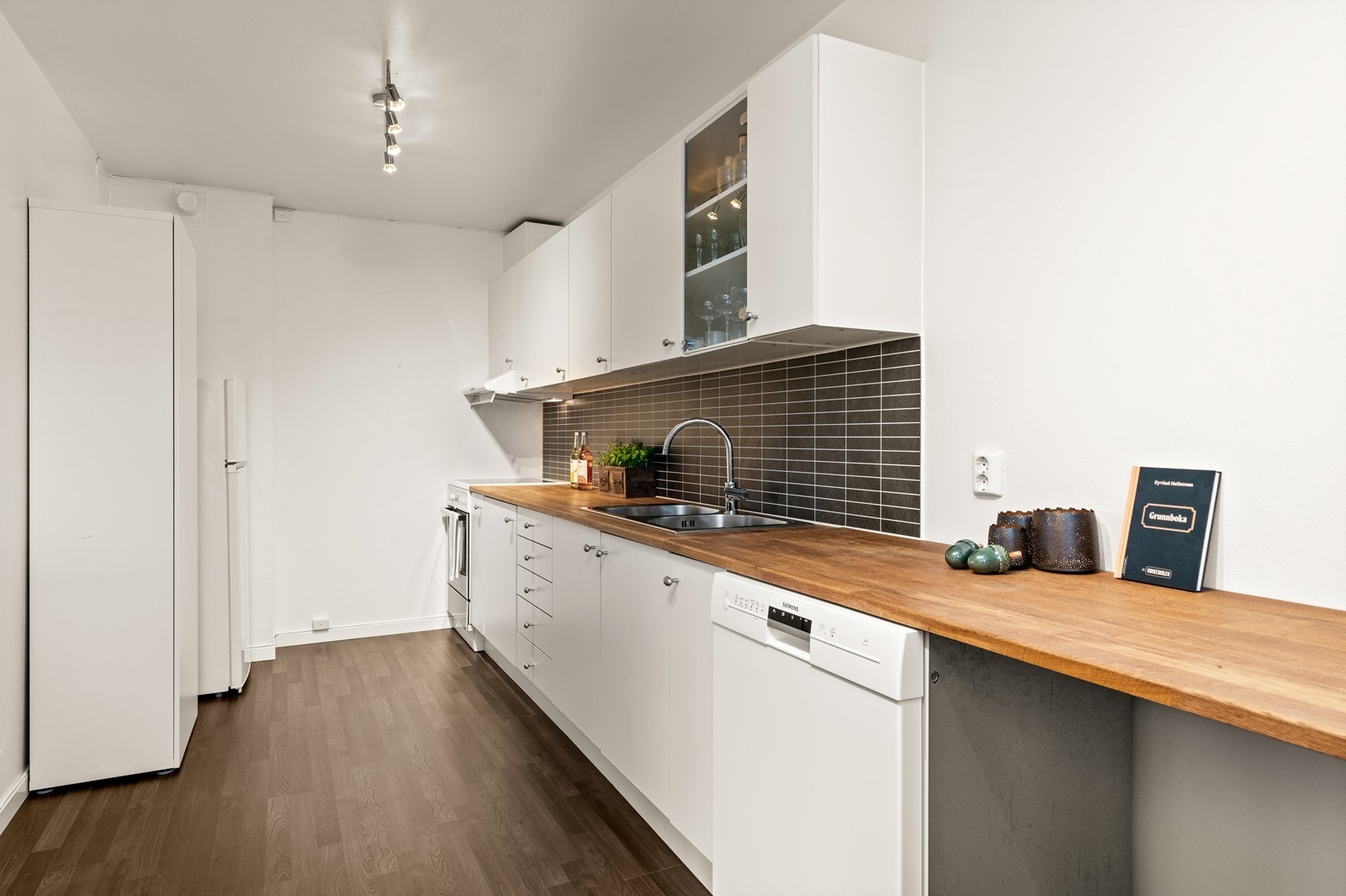 Kjøkkenet er utstyrt med oppvaskmaskin og kjøkkenventilator med kullfilter. Galleribilde