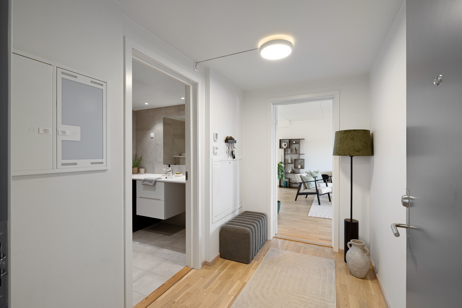Du ønskes velkommen inn i en lys og luftig entré som gir et umiddelbart godt førsteinntrykk. Sikringsskapet med moderne automatsikringer er praktisk plassert i gangen. Galleribilde