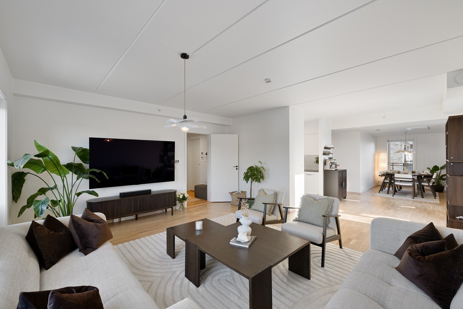 En moderne hjørneleiligheten med gjennomgående høy standard, vannbåren gulvvarme, stor stue, stilrent kjøkken, to fine soverom og et delikat, helfliset bad. Galleribilde