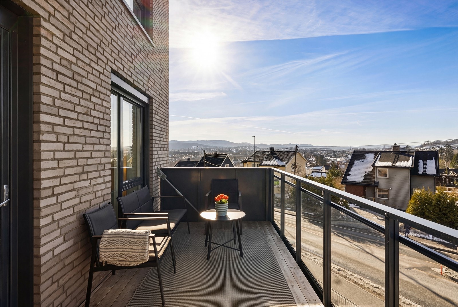 Her er det rikelig med plass til en hyggelig sittegruppe, perfekt plassert for at du skal kunne lene deg tilbake og nyte de vakre solnedgangene over nærområdet. Galleribilde