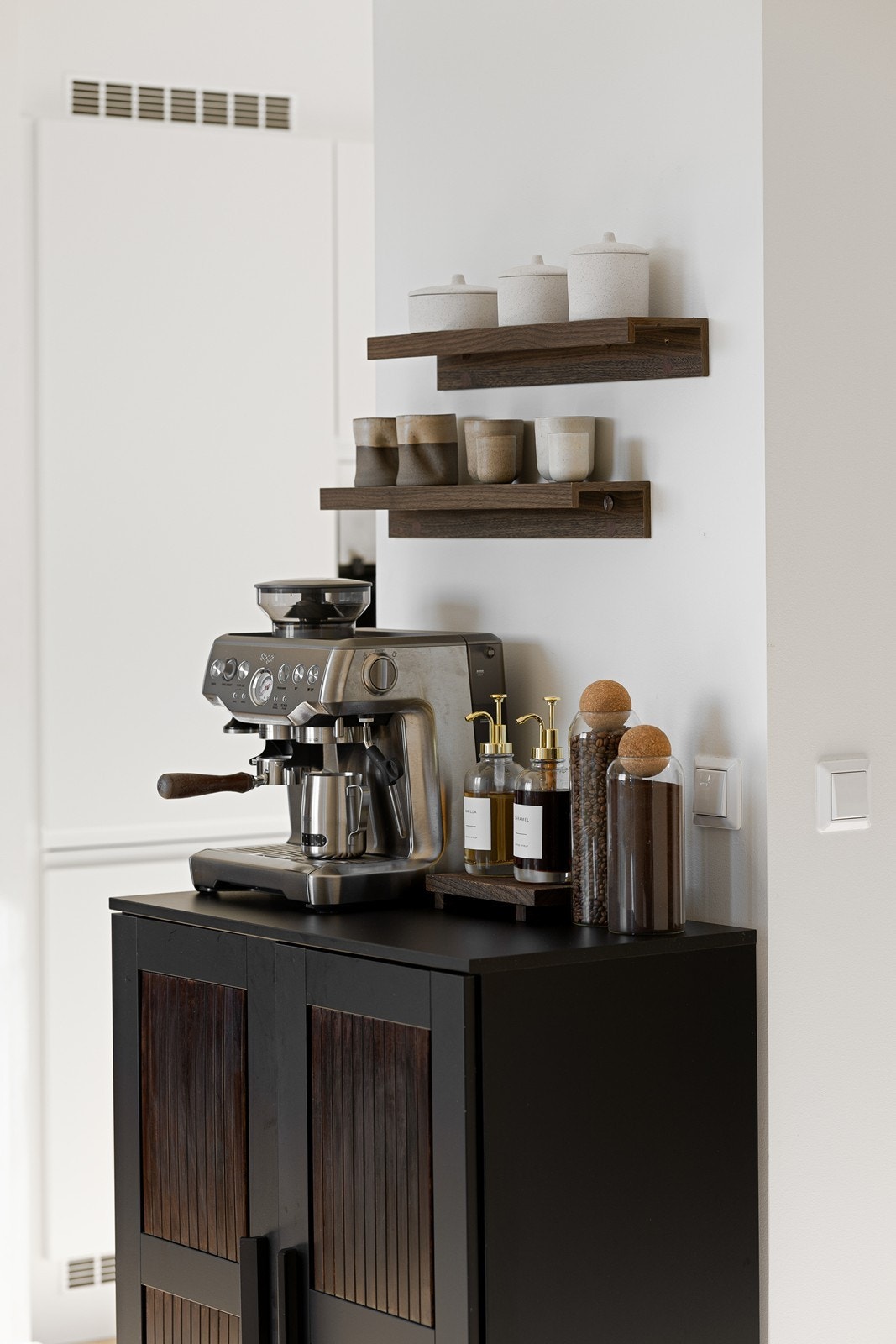 Kaffestasjonen er et godt eksempel på hvordan du enkelt kan skape små, personlige soner i leiligheten. Galleribilde