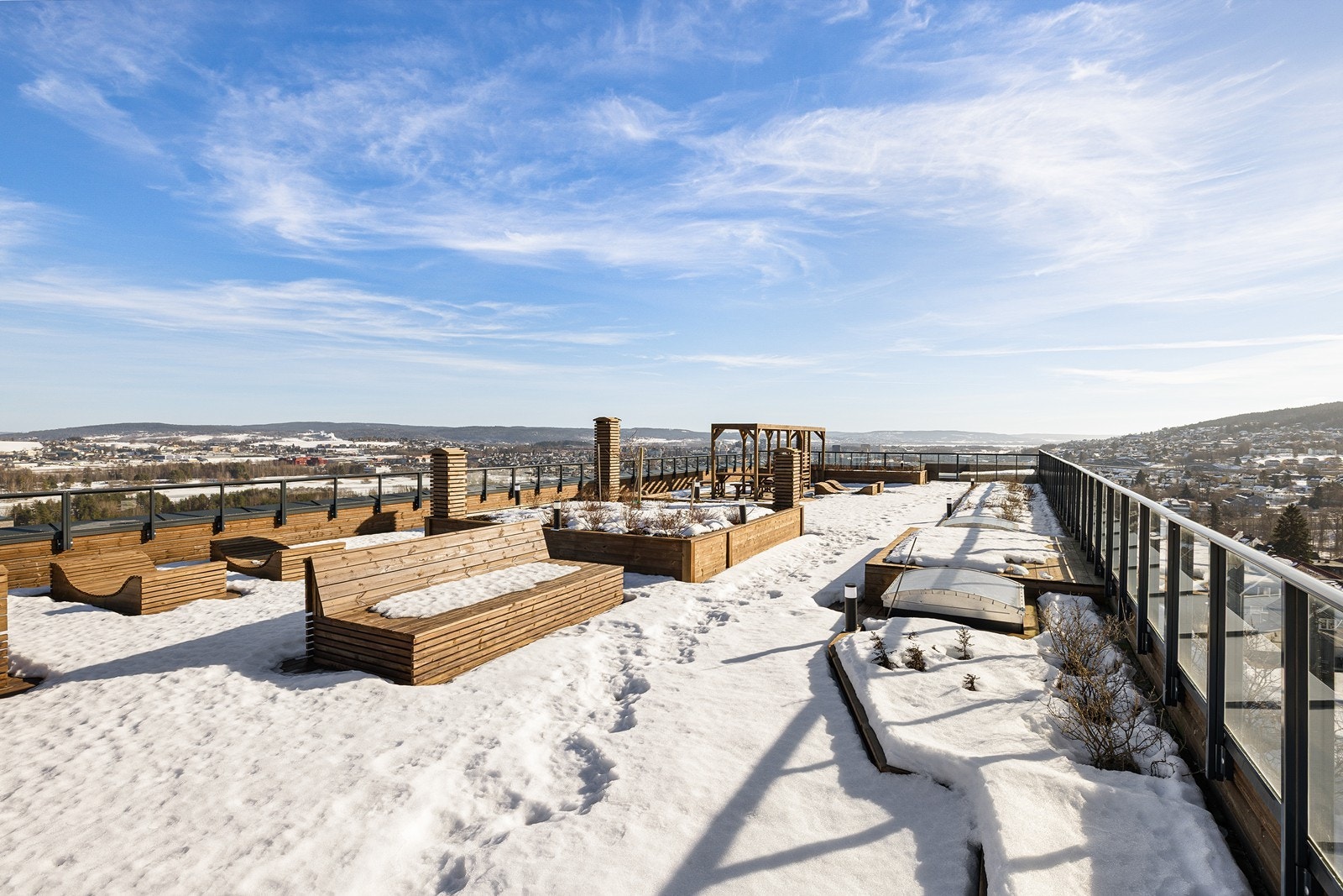 Her kan du nyte solen og utsikten fra to private balkonger eller benytte sameiets takterrasse med panoramautsikt som strekker seg over store deler av Nedre Romerike. Galleribilde