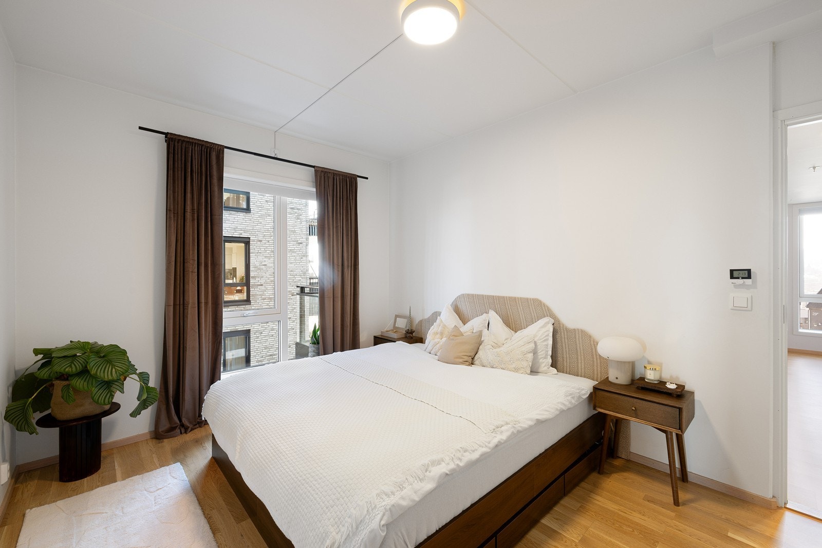 Leiligheten rommer to gode soverom som begge følger boligens moderne stil. Galleribilde