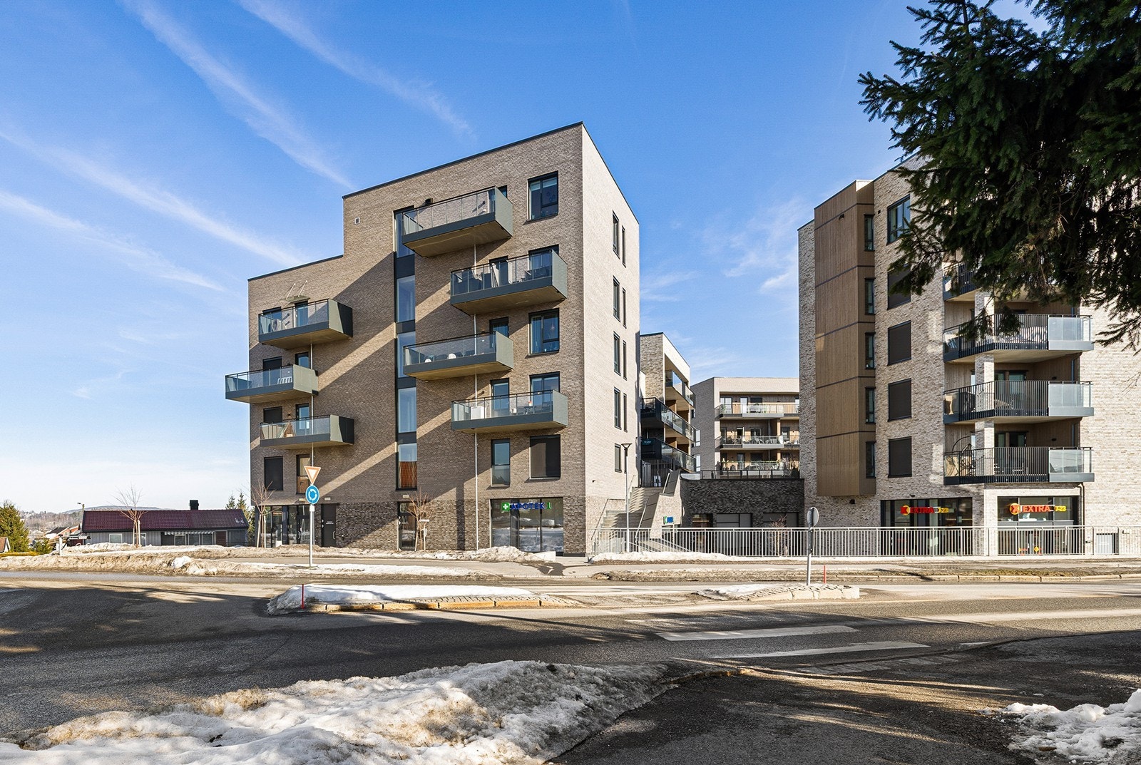 Det er både Apotek 1 og Coop Extra matbutikk i byggets første etasje. Bussholdeplassen er i tillegg like utenfor, og det er kort vei til Strømmen Storsenter og Lillestrøm Sentrum. Galleribilde