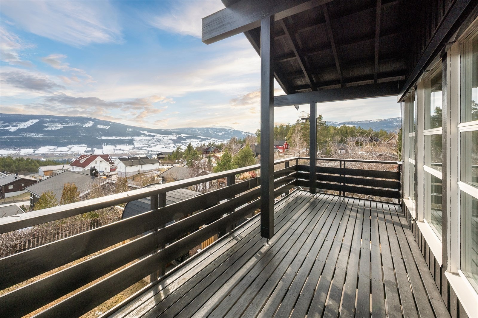 Verandaen er en fin forlengelse av stuen i sommerhalvåret. Galleribilde
