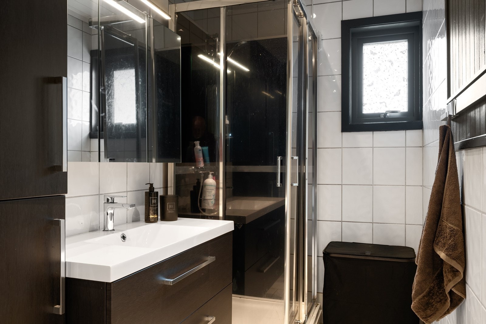 Det er ett bad i hver etasje - badet i hovedetasjen har flislagte overflater og varme i gulv. Oppgradering må påregnes. Galleribilde