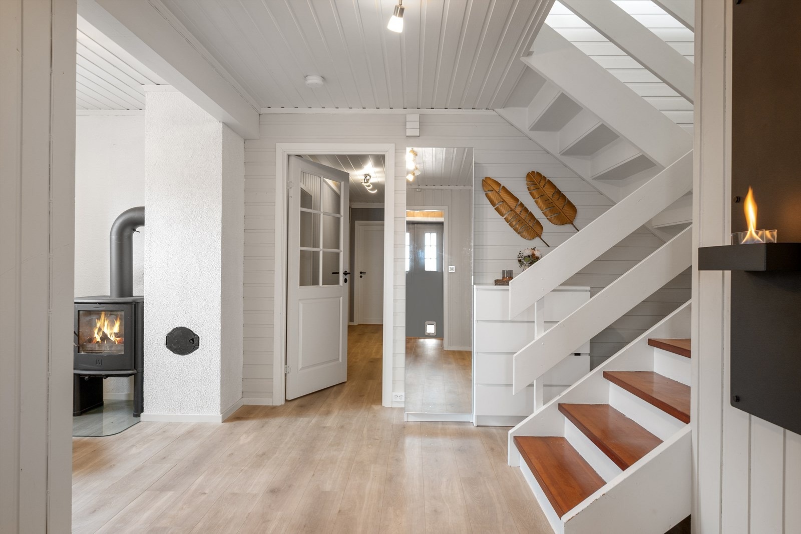 Boligen har en innholdsrik underetasje med entré, gang, soverom, bad, vaskerom og boder. Galleribilde