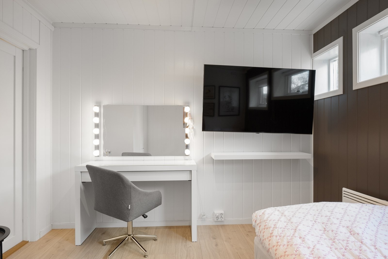 Rommet har plass til både seng og arbeidsplass. Galleribilde