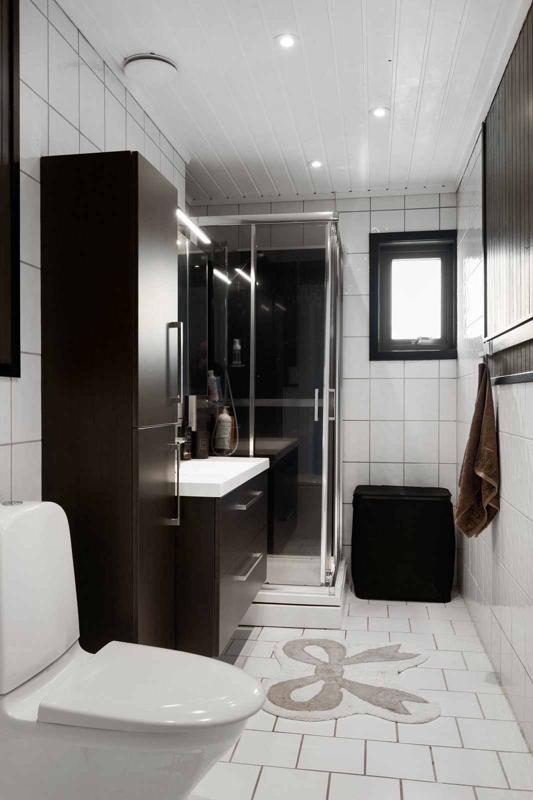 Tidsriktig innredning, dusjkabinett og gulvmontert wc. Galleribilde