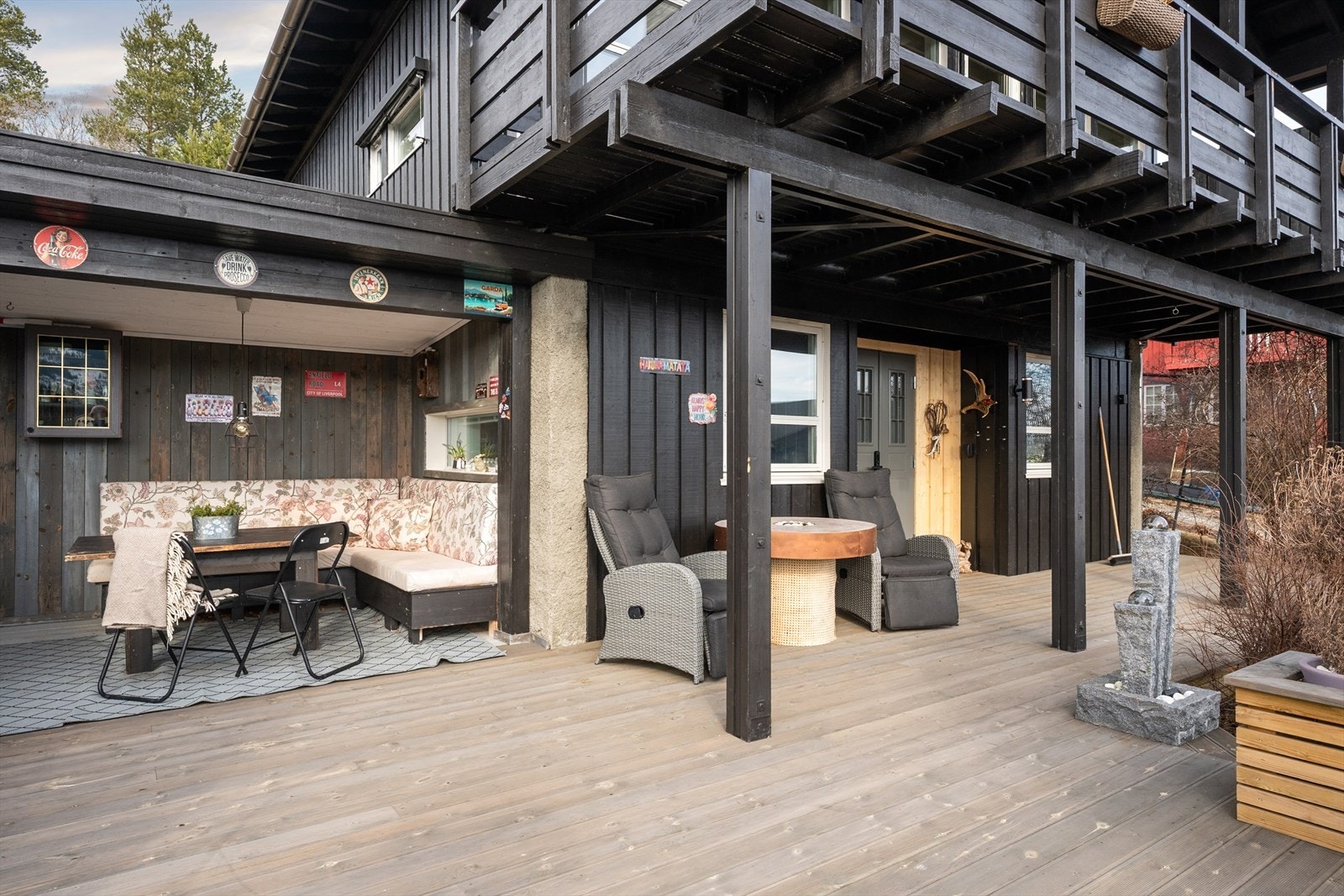 Utenfor inngang er det tilgang til en romslig platting på ca 48 m² og en hyggelig hagestue. Galleribilde