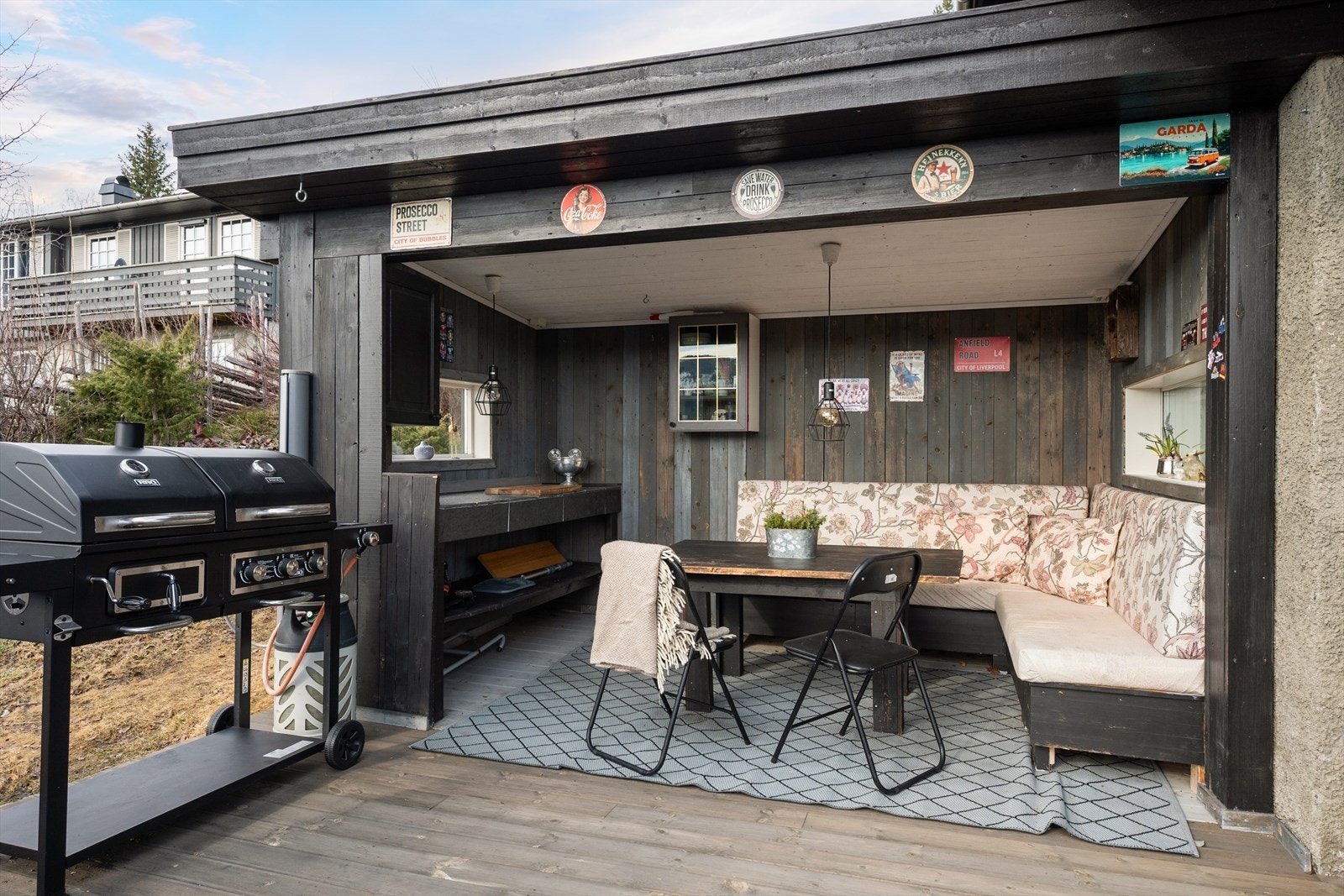 Den takoverbygde hagestuen på 7 m² er et lunt og sosialt uterom som forlenger utesesongen. Galleribilde