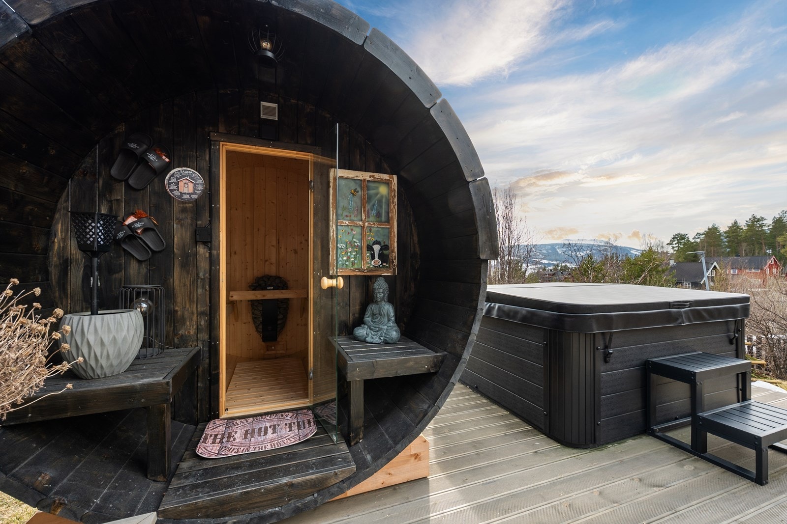 Den prefabrikkert badstua og boblebadet følger ikke med i salget, og blir fjernet før overtagelse. Galleribilde