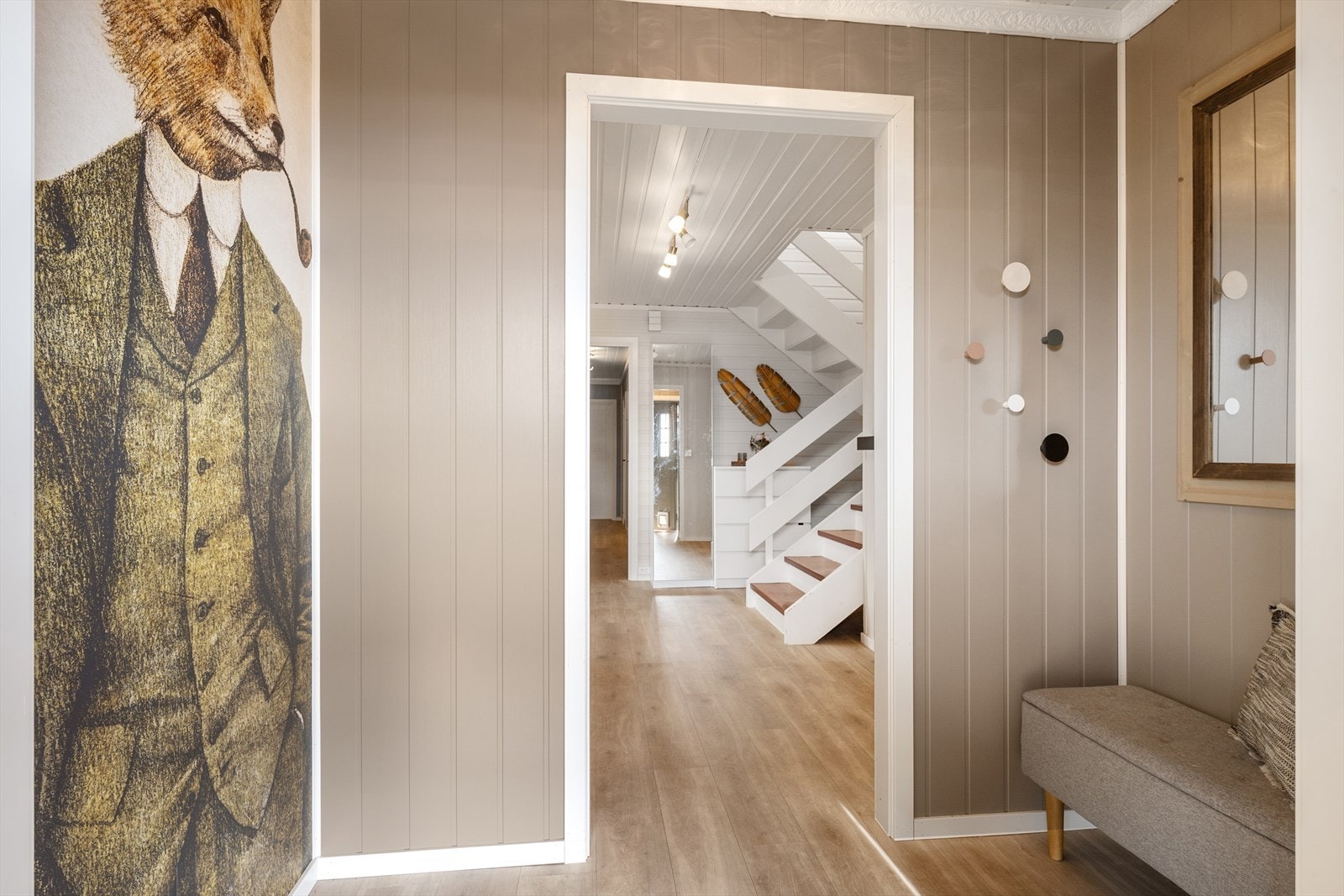 Her er det god plass til ulike løsninger for oppbevaring av yttertøy og sko. Galleribilde