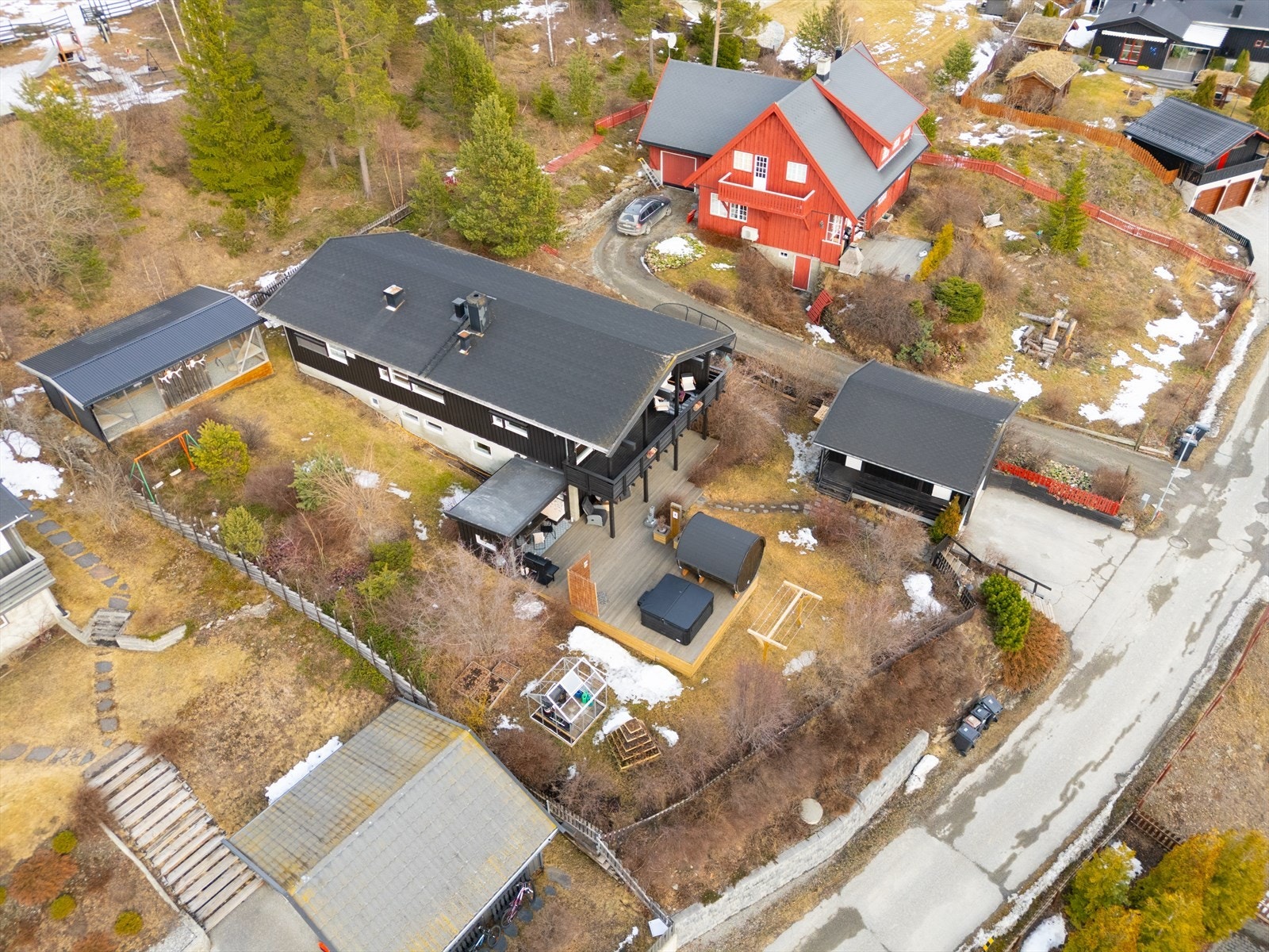 Eiendommen grenser mot friareal m/opparbeidet lekeplass, og området byr på gode turmuligheter året rundt. Galleribilde