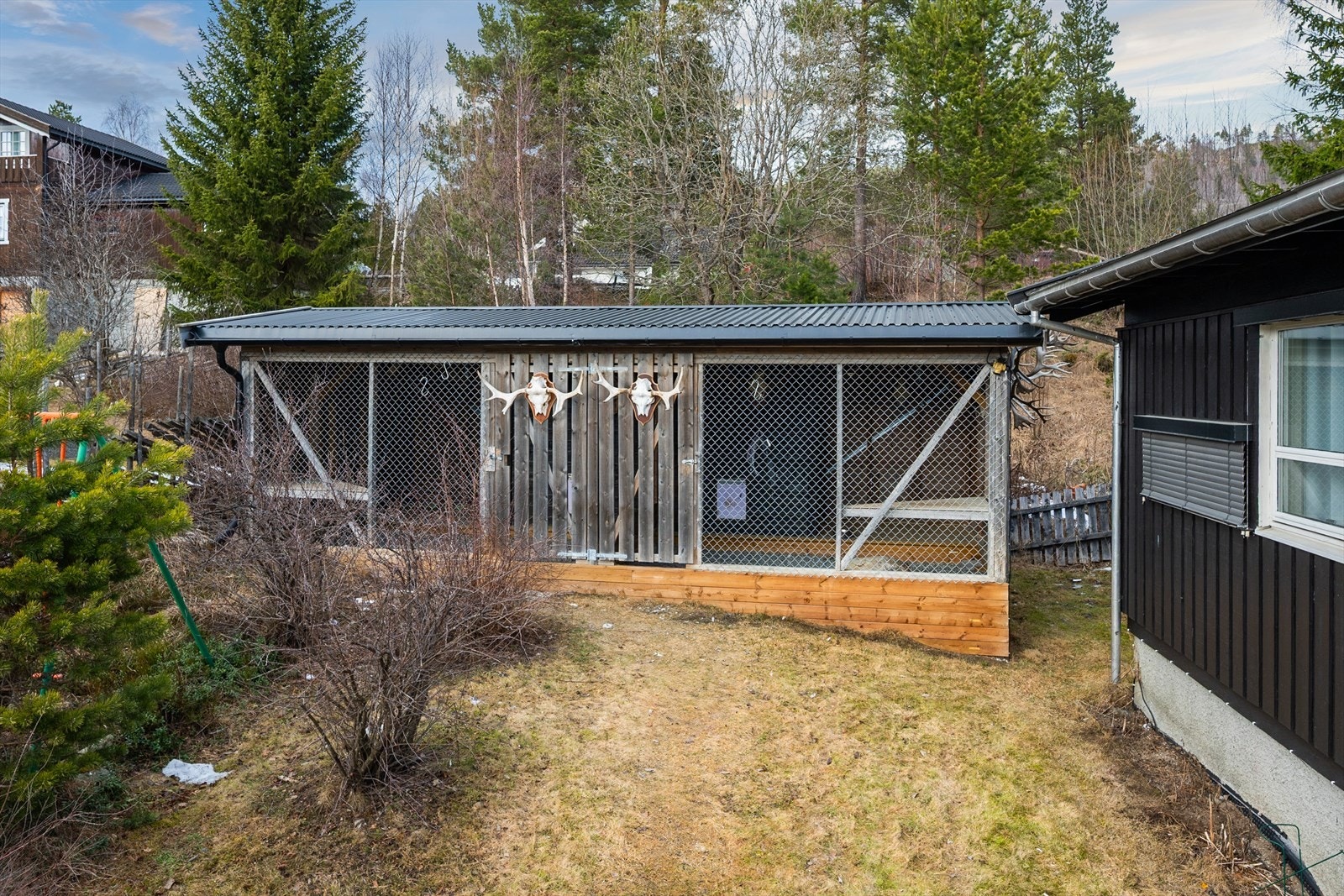 På tomten er det også oppført en hundegård. Denne vil bli fjernet av selger. Galleribilde