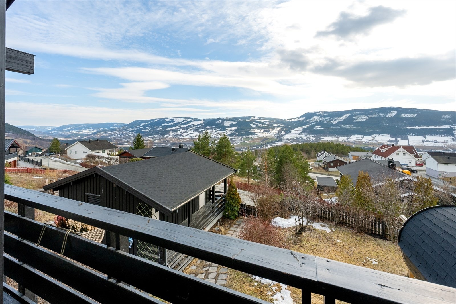 Den flotte utsikten strekker seg mot dalen og fjellene omkring. Galleribilde