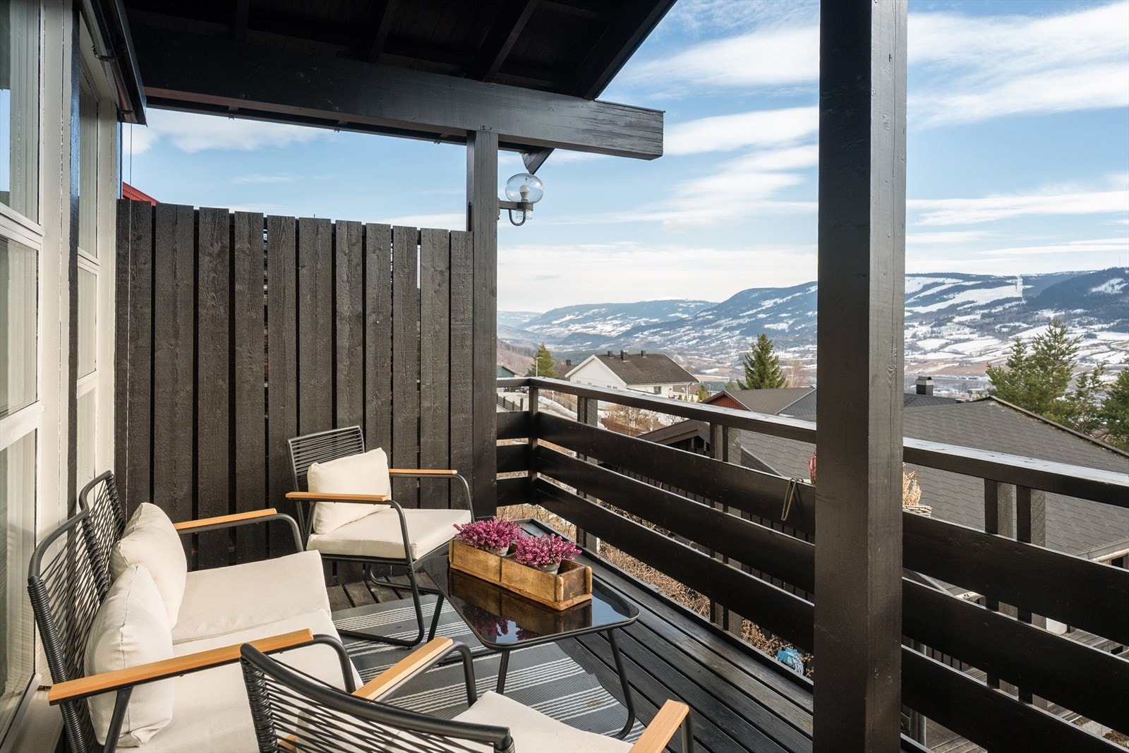 Verandaen er ca 17 kvm og har god plass til utemøbler. Galleribilde