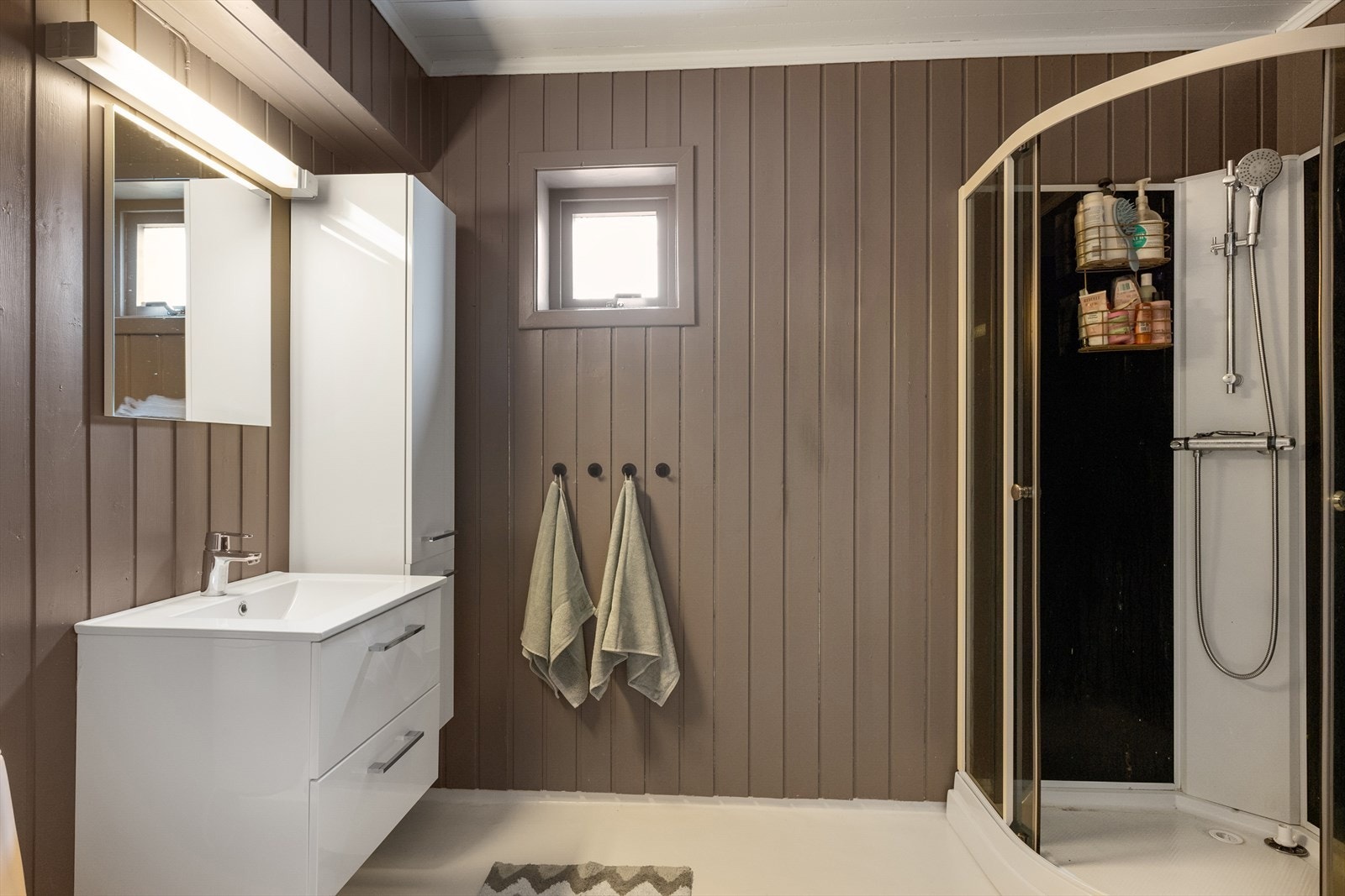Badet i underetasjen er utstyrt med skuffeinnredning, dusjkabinett og wc. Oppgradering må påregnes. Galleribilde