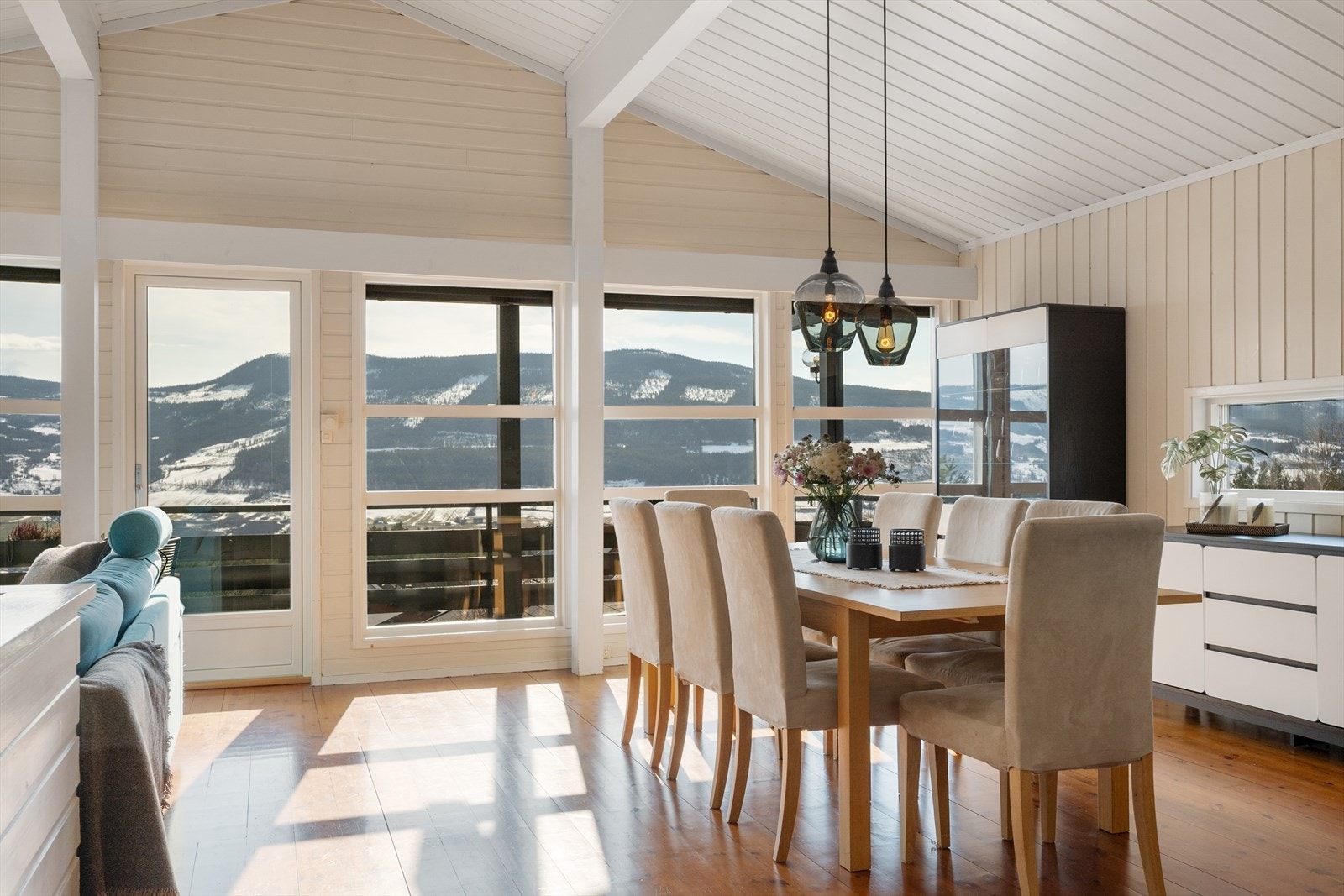 Fra stua er det utgang til en sørvendt og overbygd veranda. Galleribilde