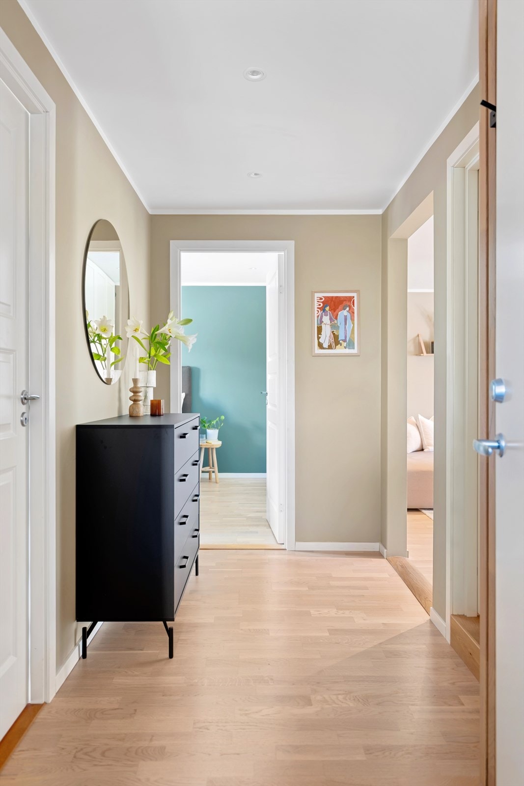 Entréen er lys og innbydende med downlights i himlingen og parkett på gulvet. Galleribilde
