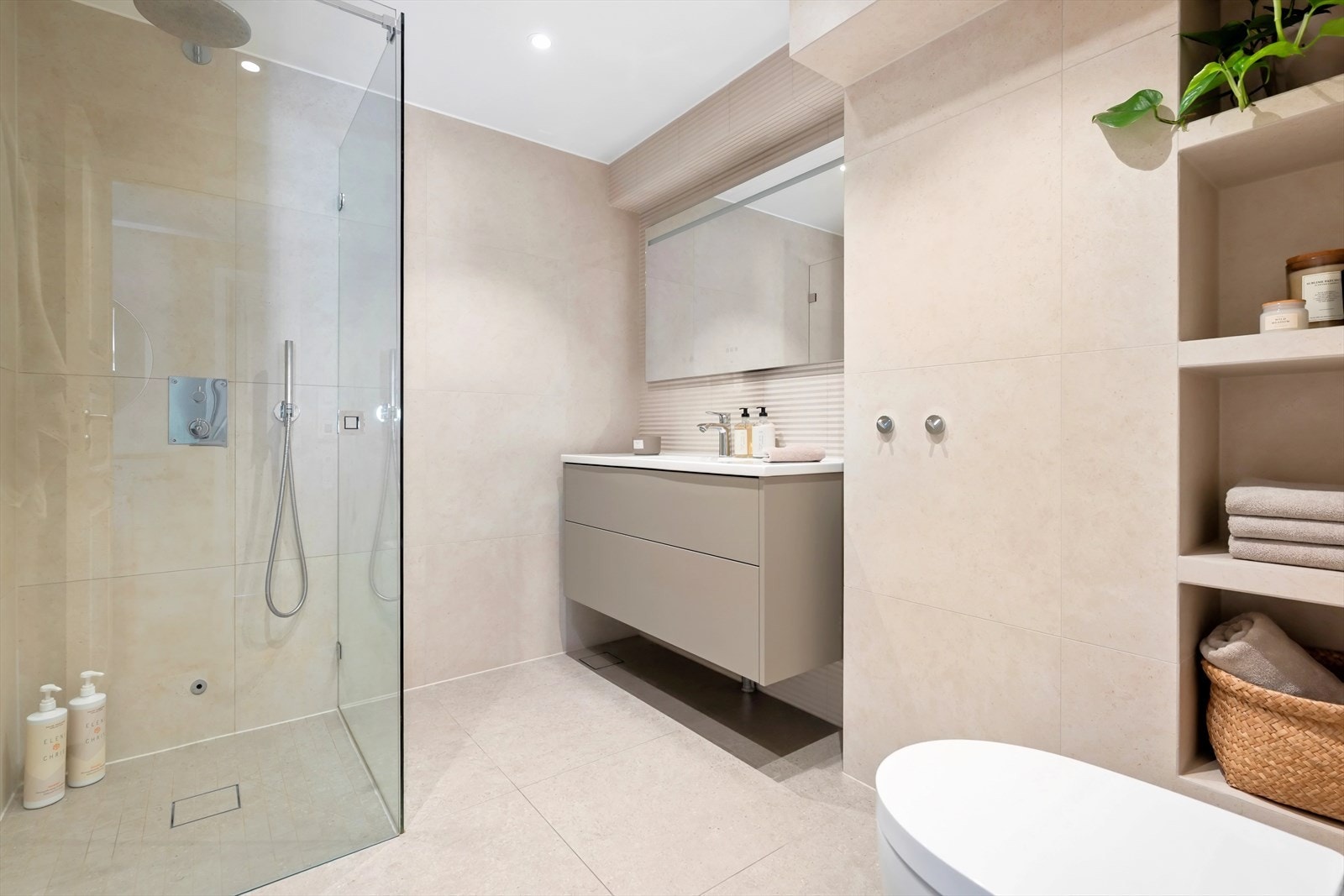 Badet ble renovert i 2019 og fremstår moderne og innbydende, med flislagte overflater og stilrene detaljer. Galleribilde