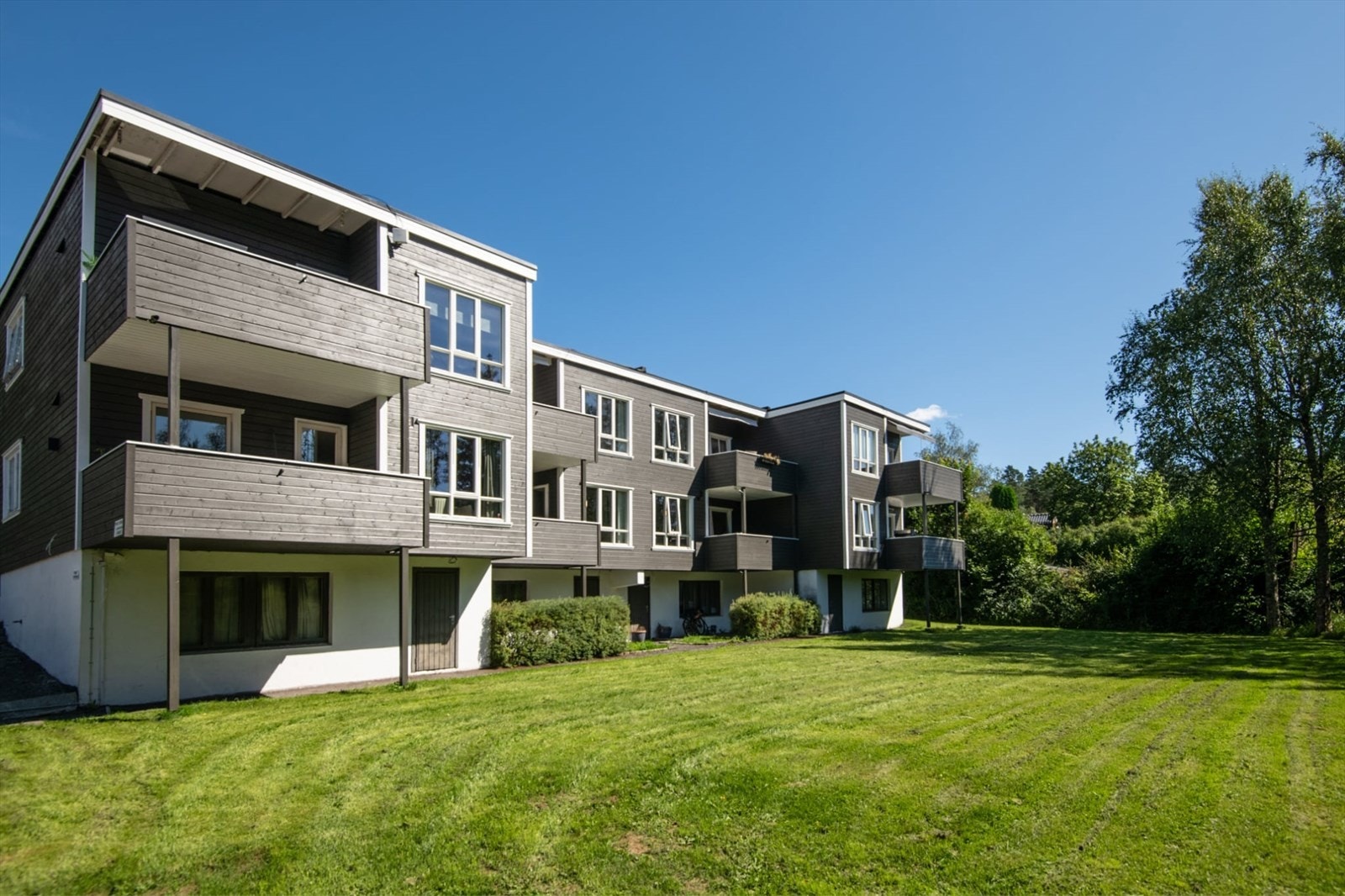 Dette er et attraktivt og populært boområde som kombinerer rolige, grønne omgivelser med sentral beliggenhet og svært gode hverdagsfasiliteter, perfekt for alle aldersgrupper. Galleribilde