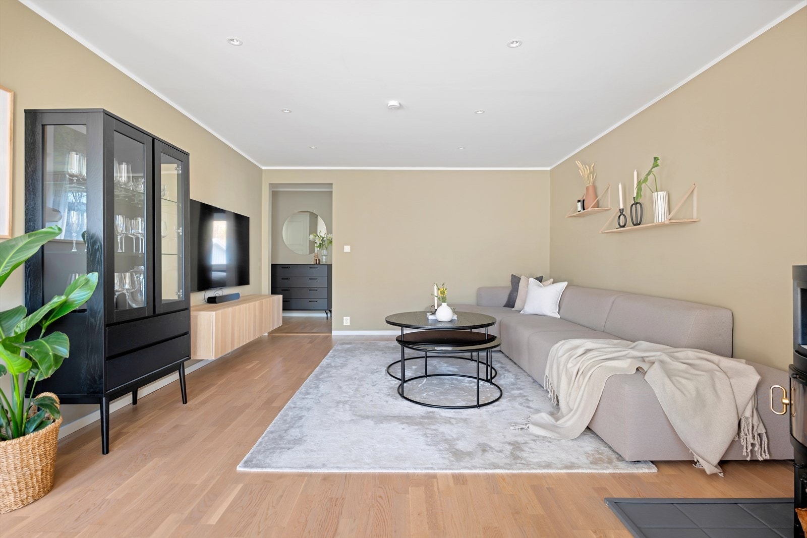Stuen har delikate overflater med parkett på gulvet, slettmalte vegger (malt 2021) og downlights i himlingen. Galleribilde