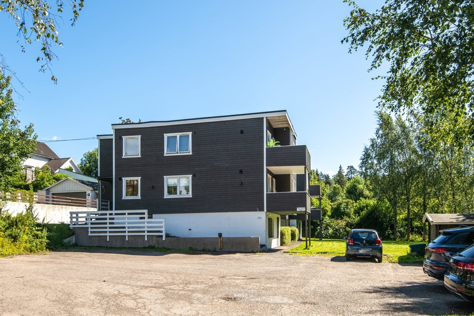 Det medfølger fast parkeringsplass på felles parkeringsområde med tilhørende elbillader. Galleribilde