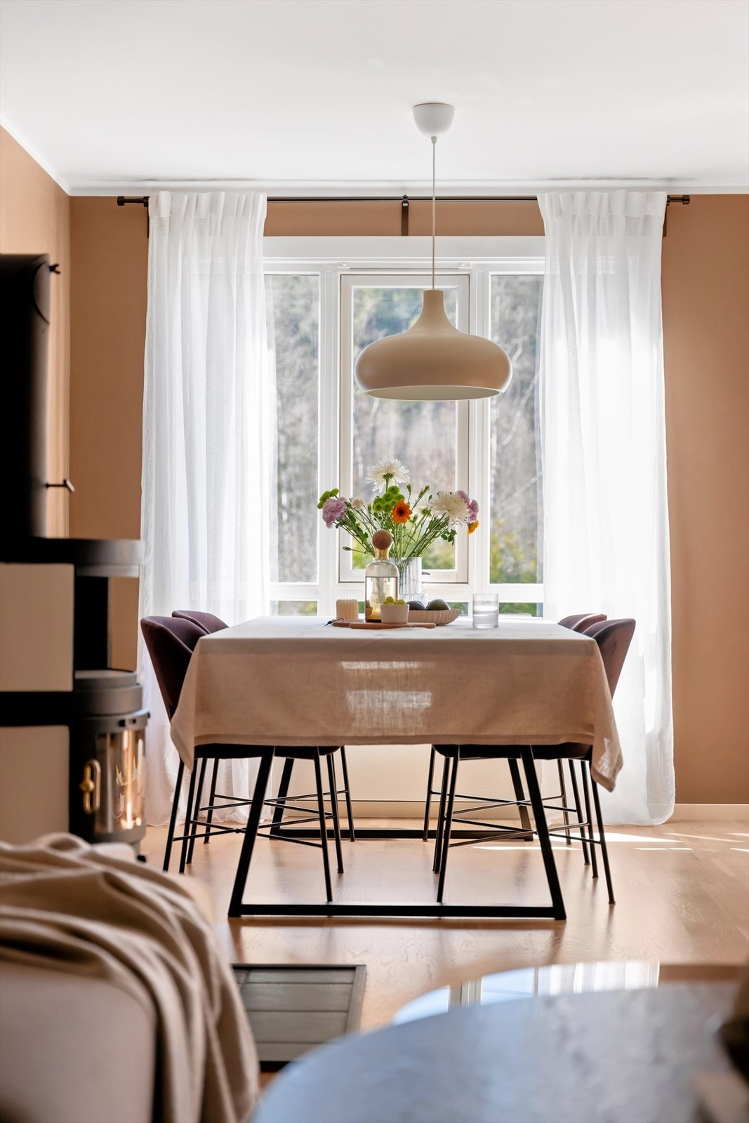 Her er det god plass for sosiale sammenkomster rundt spisebordet. Galleribilde